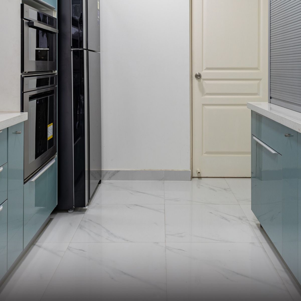 Modern White Splashed Marble Flooring For Kitchens