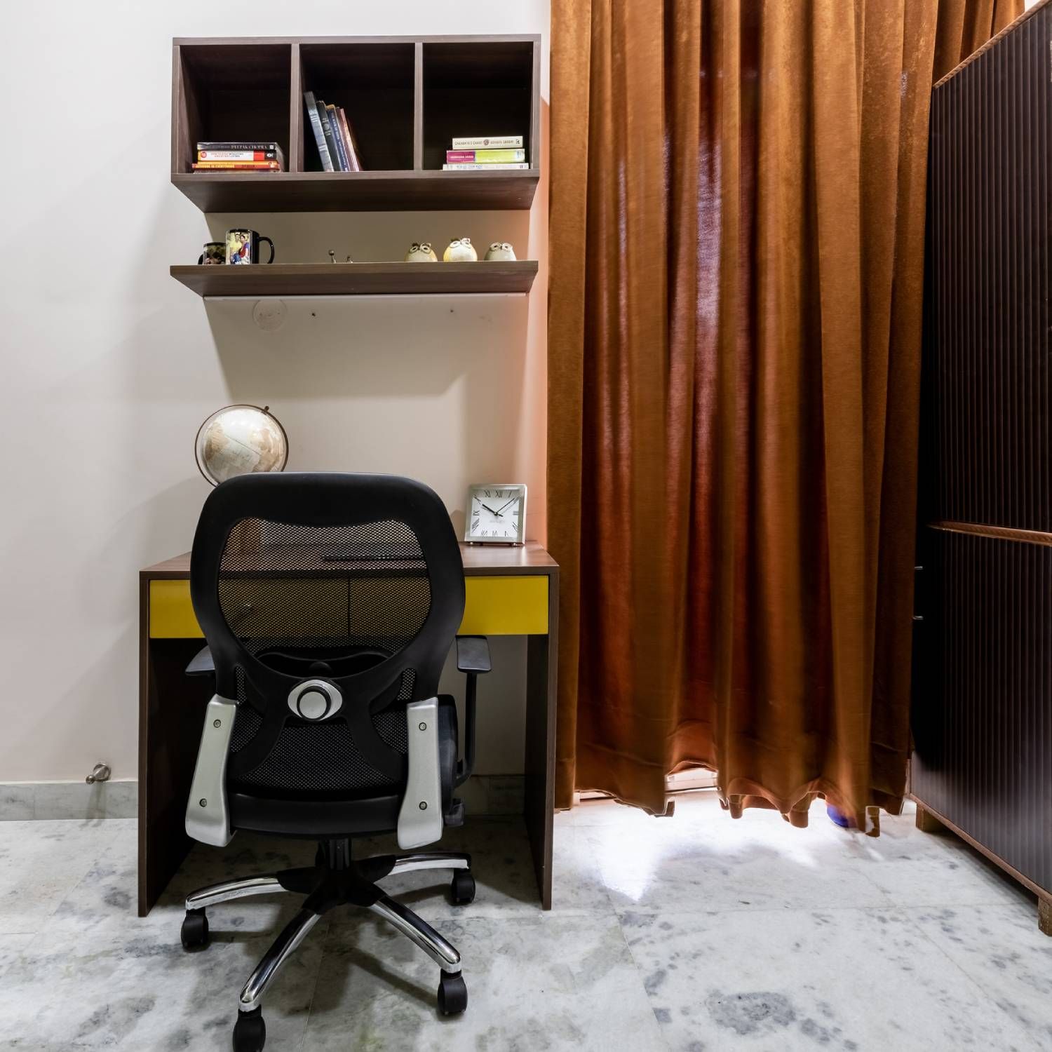 Modern Home Office Design With Black Adjustable Chair