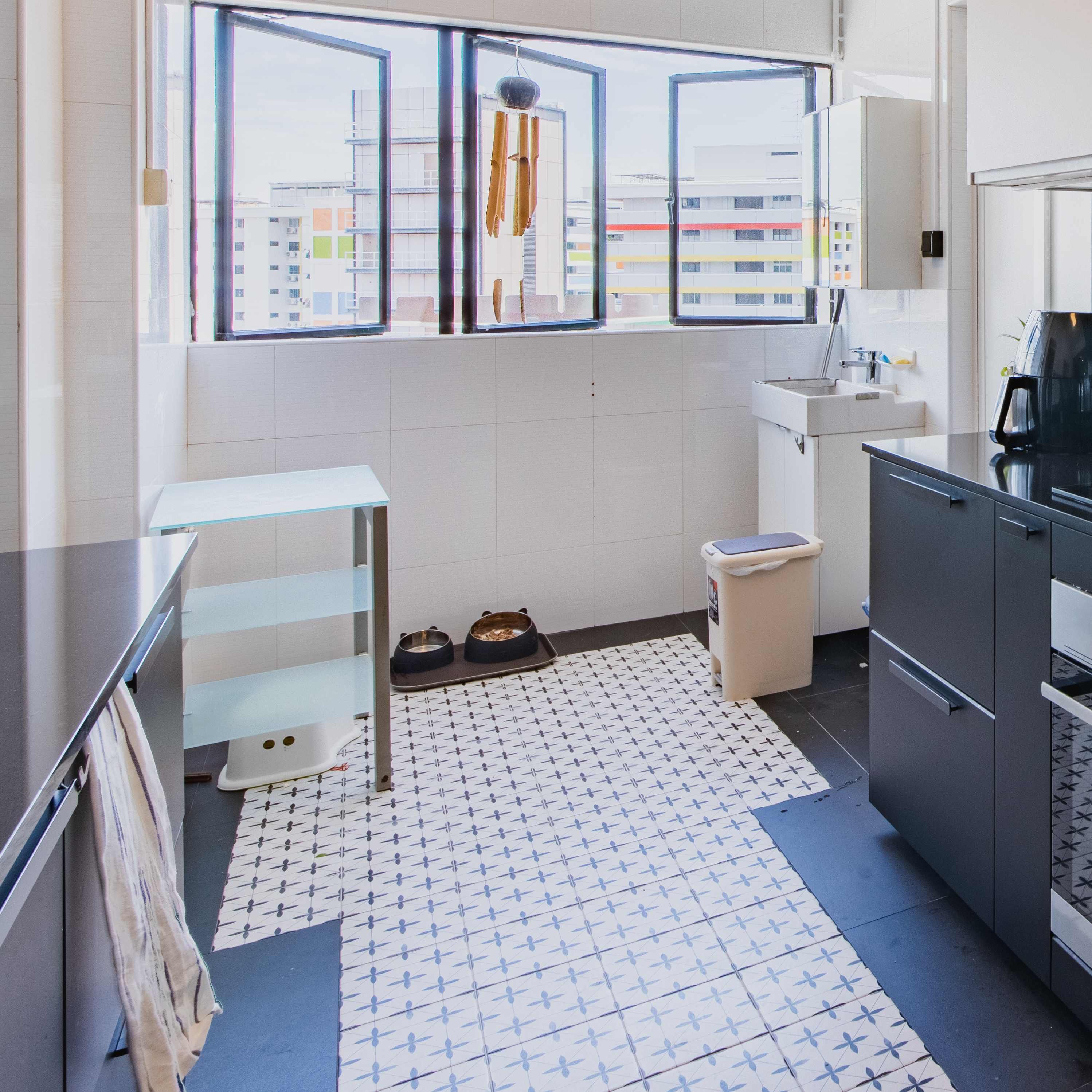 Mid-Century Modern Kitchen Tiles Design In White
