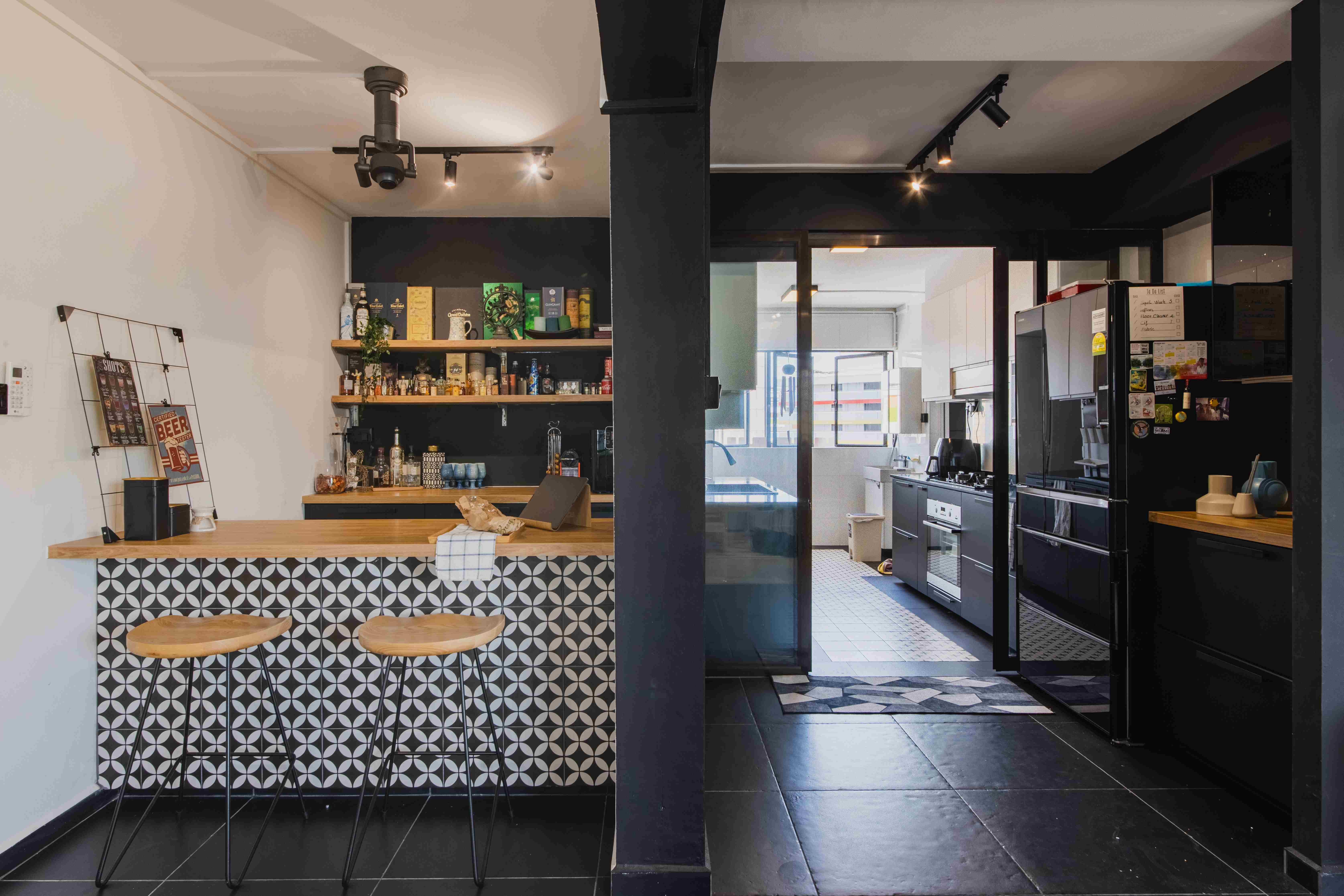 Mid-Century Modern Porcelain Tiles Design In Black And White