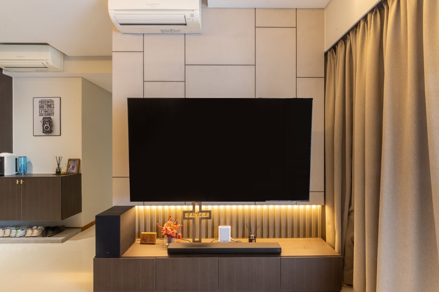 Modern Wall Design With White Wall Panelling For TV Unit