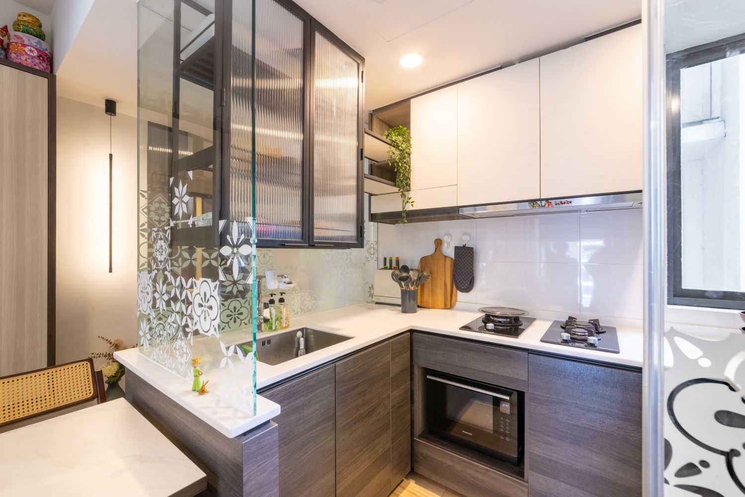 Modern L-Shaped Kitchen Design With Glass Shutter Storage
