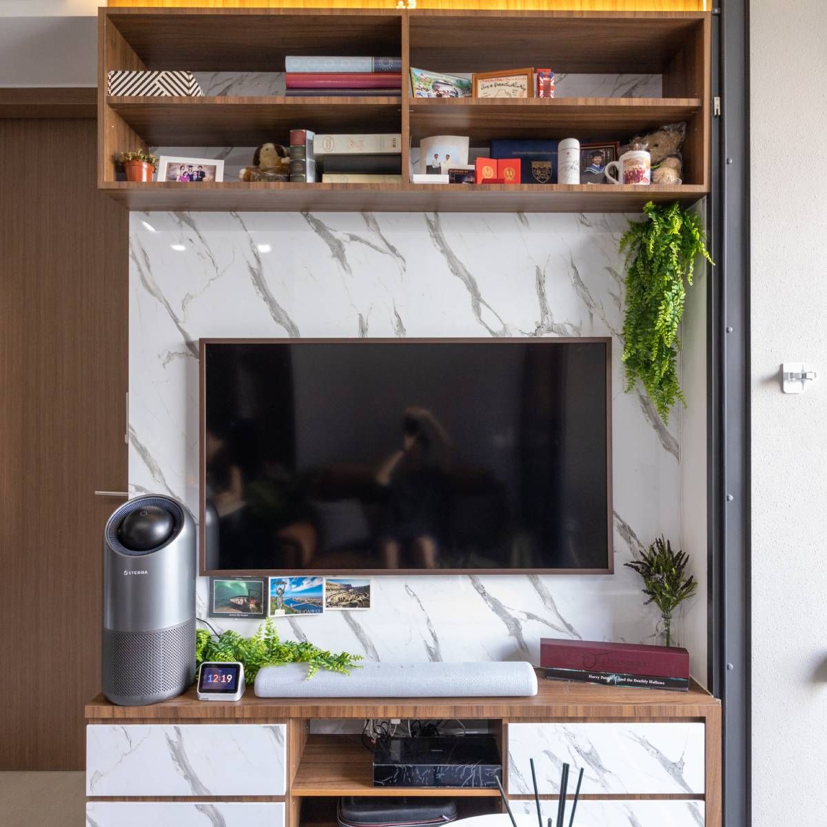 Scandinavian TV Unit Design With Marble Backdrop And Wooden Overhead Storage