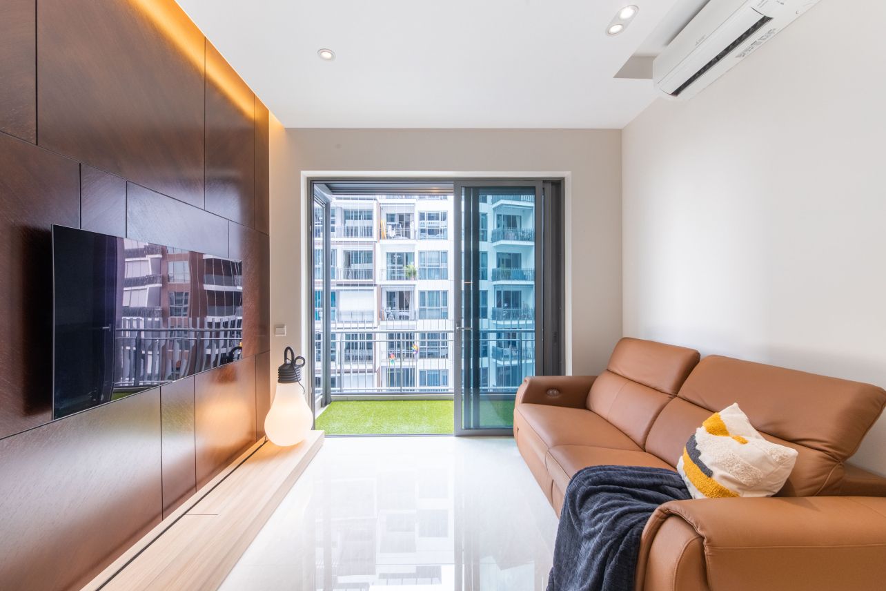 Contemporary Living Room Design With 3-Seater Sofa