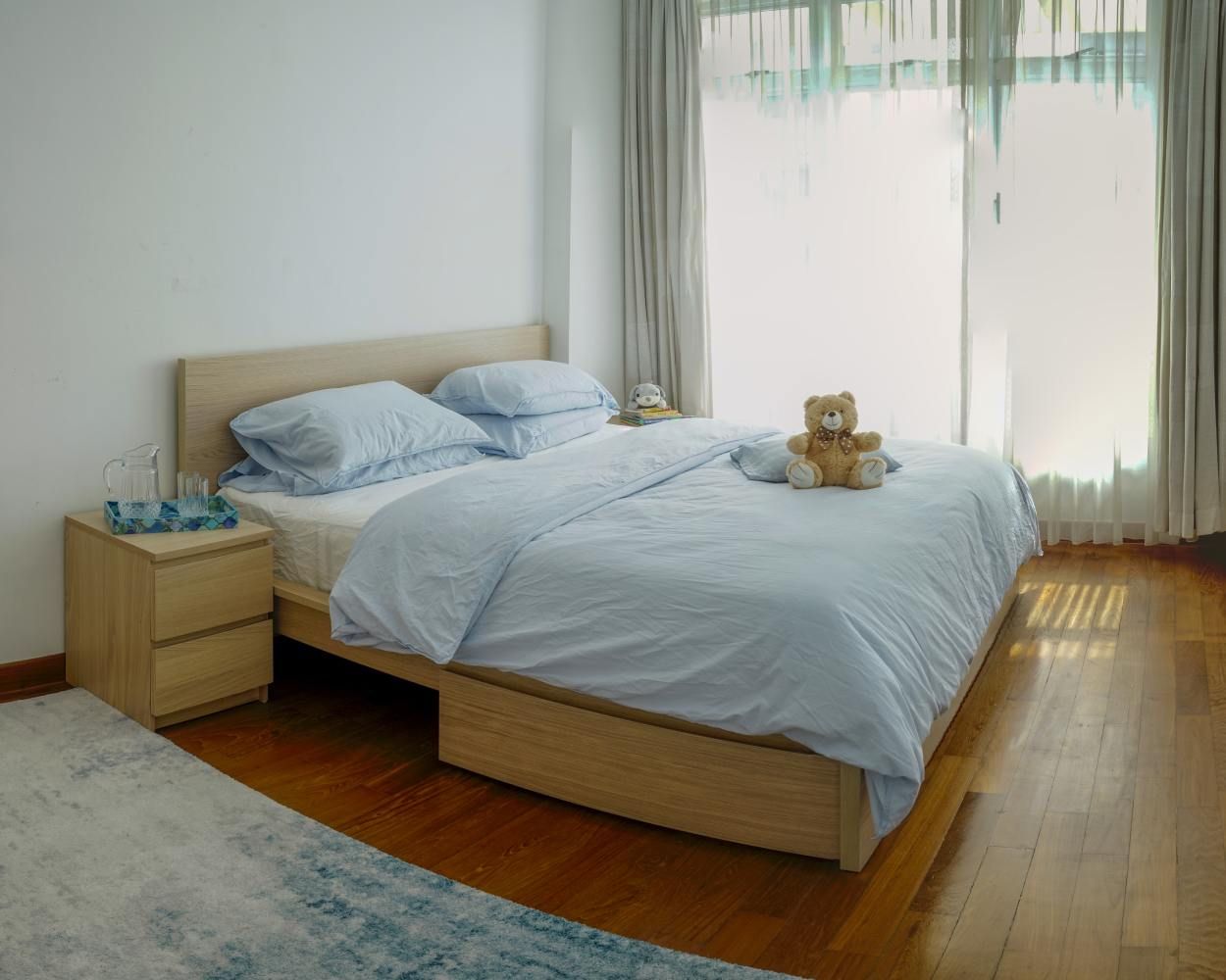 Contemporary Master Bedrom Design With Wooden Flooring