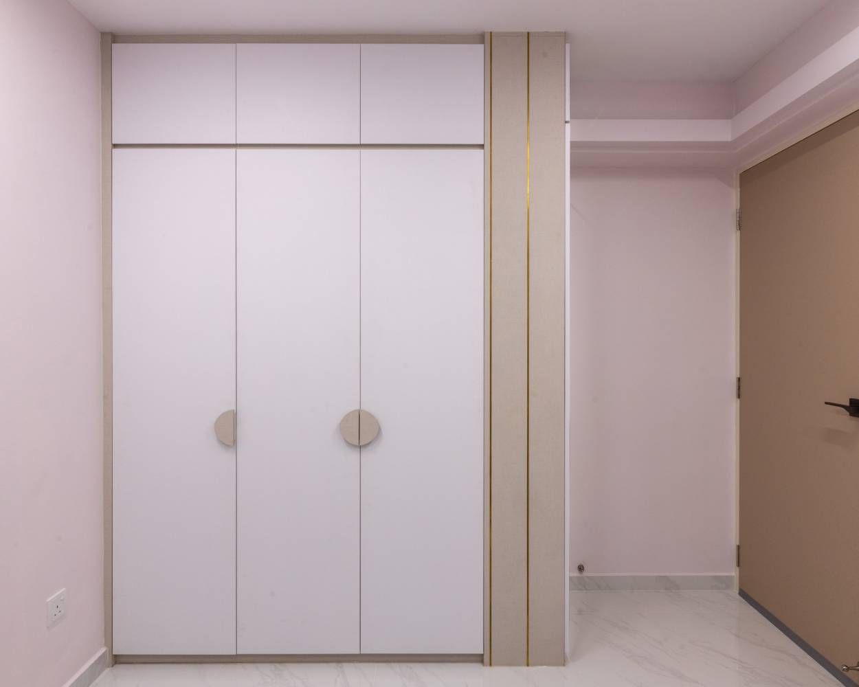 Modern 3 Door Swing Wardrobe Design With Maximum Storage