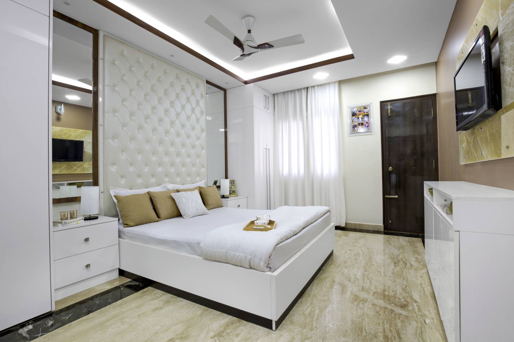 slette Rosefarve Hospital Classic White And Wood POP Design For Bedroom | Livspace