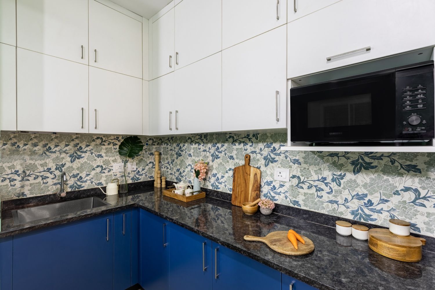 Modern L-Shaped Modular Kitchen Cabinet Design With Patterned Dado Tiles