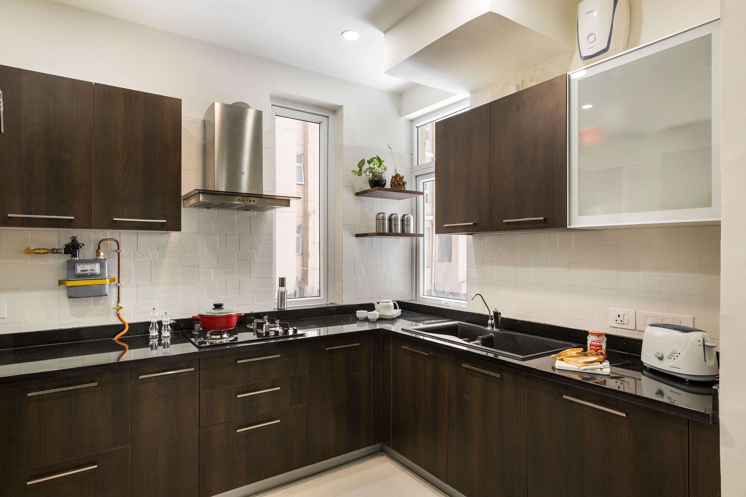 Modern Modular L-Shaped Kitchen Design With Black Glossy Kitchen Countertop