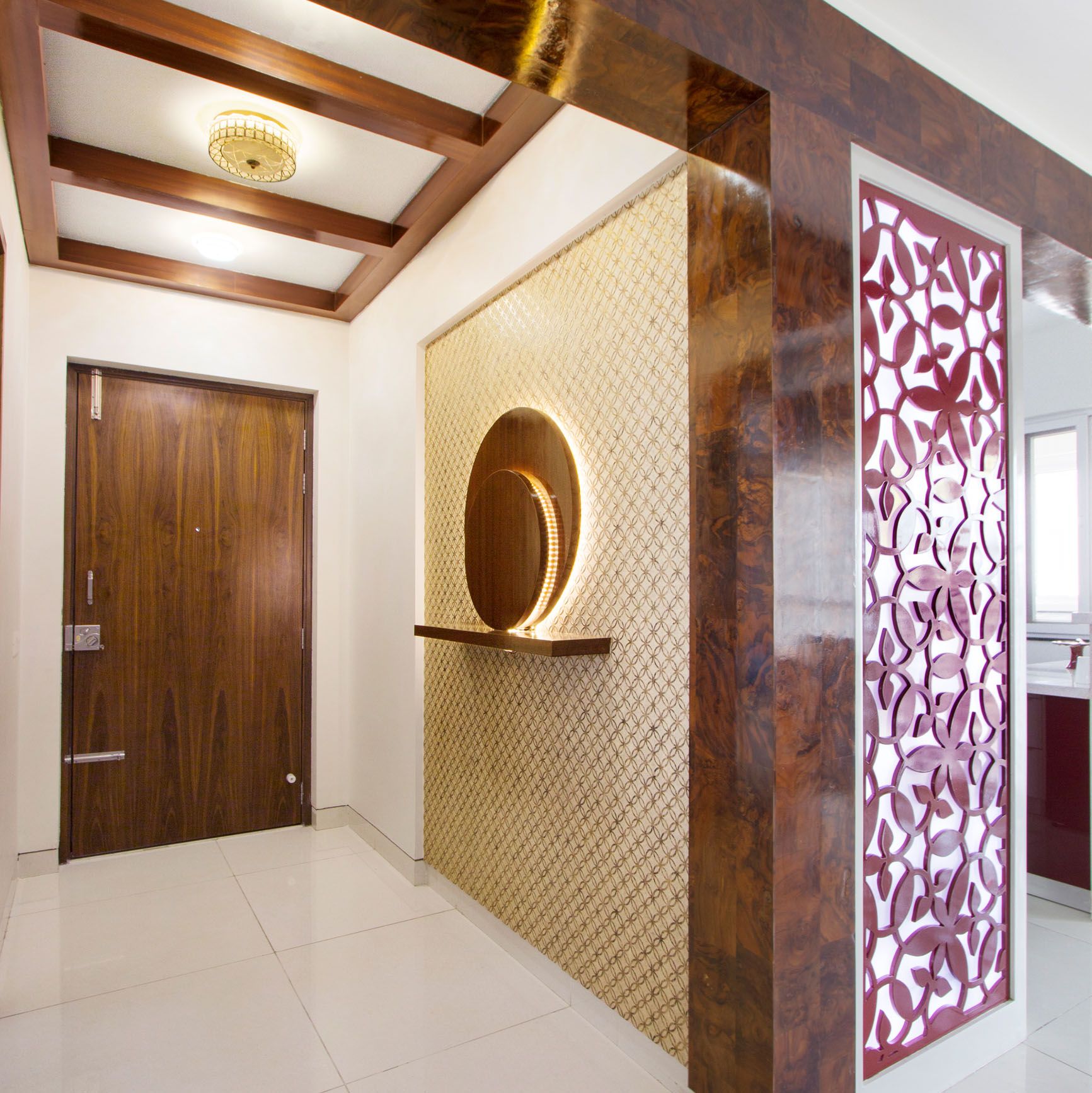 Traditional Foyer Design With Beige And Gold Wallpaper