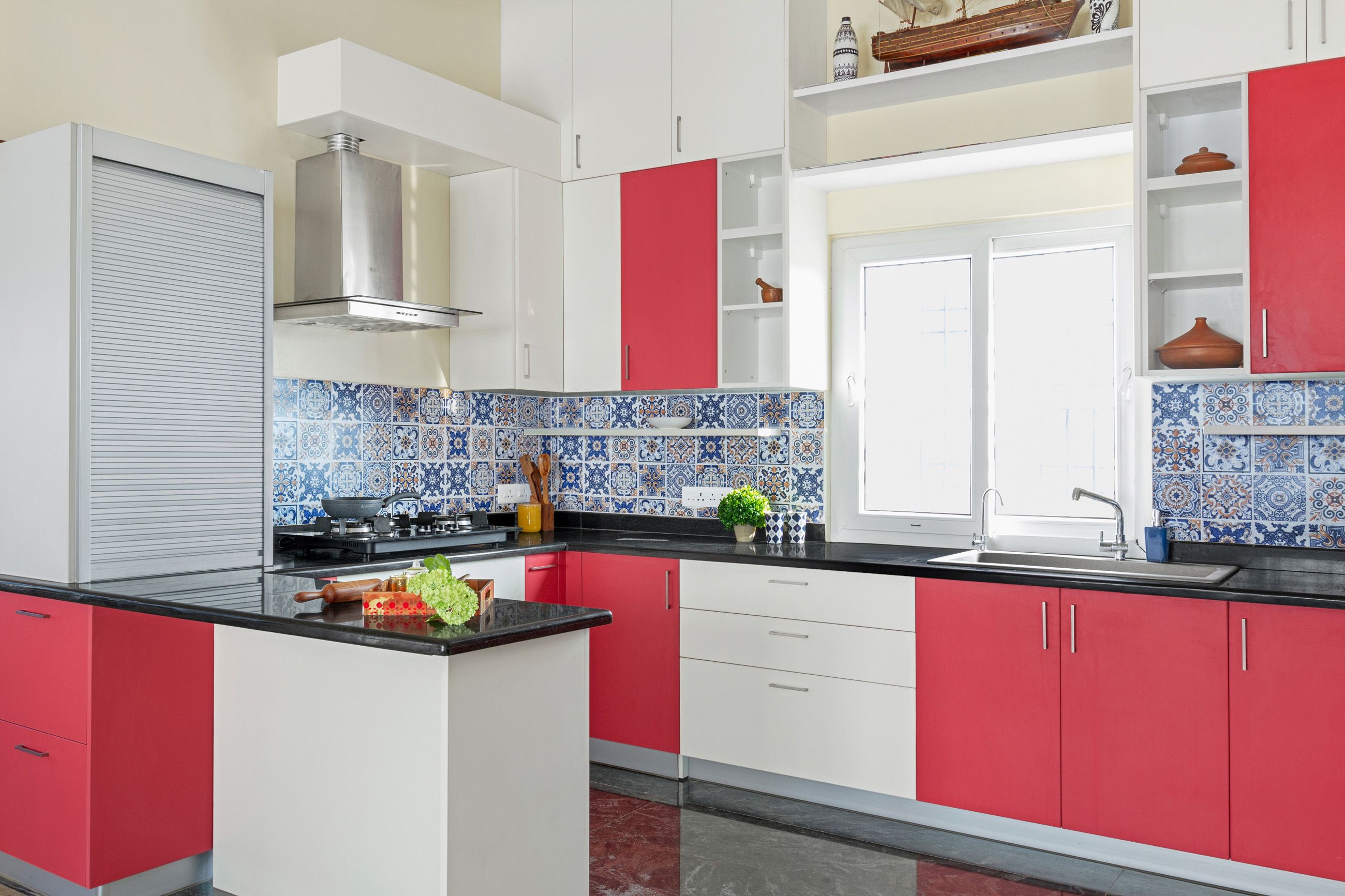 Modern U-Shaped Modular Kitchen Design with Poppy and Frosty White Cabinets