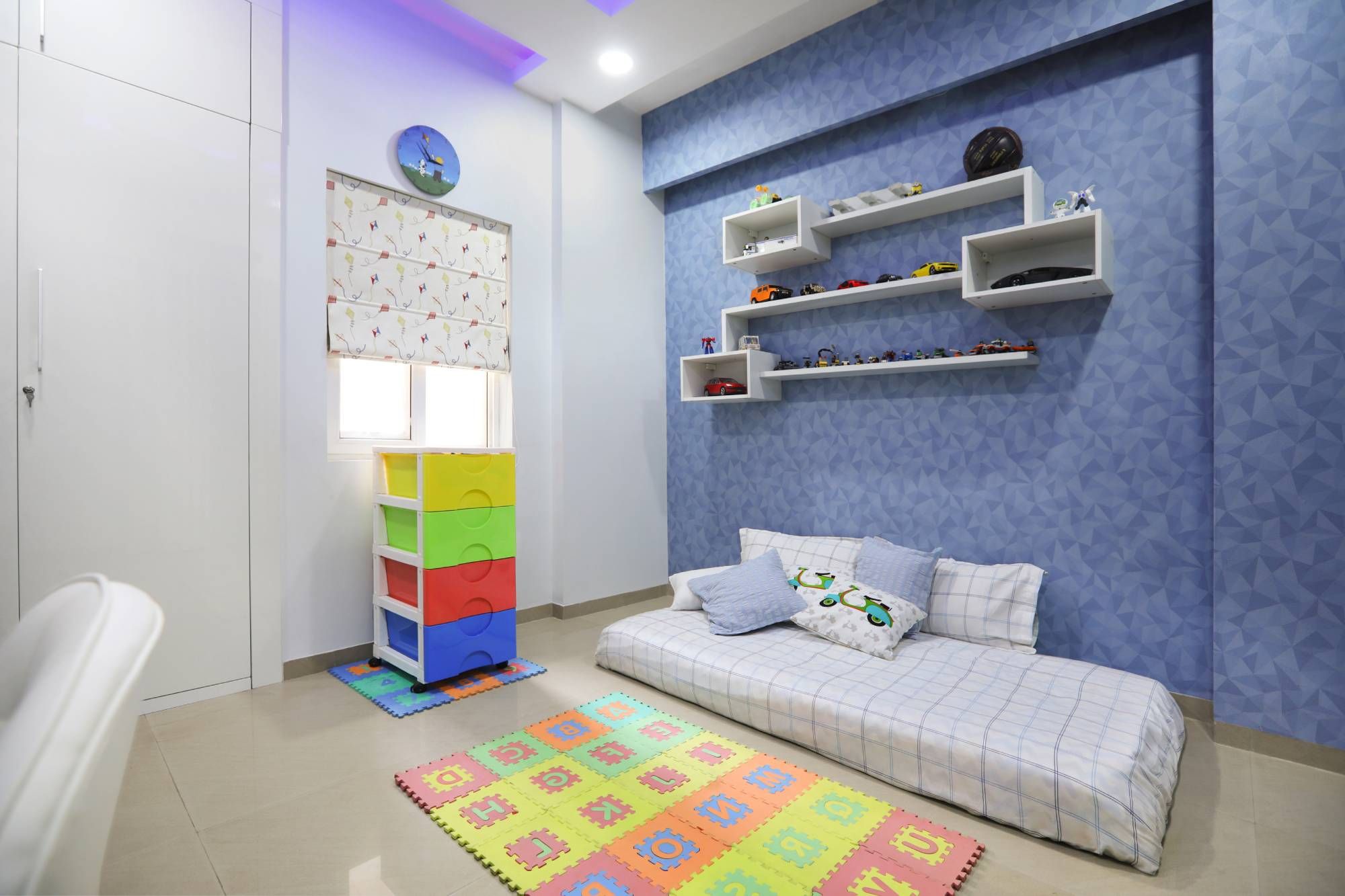 Modern Kid's Room Design With Textured Wall Paint And Colourful Interiors
