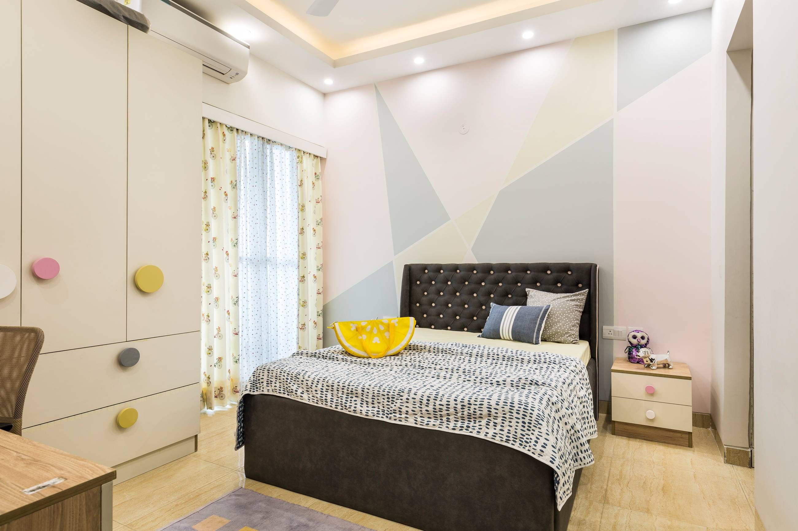 Modern Kid's Room Design With Pastel Wallpaper