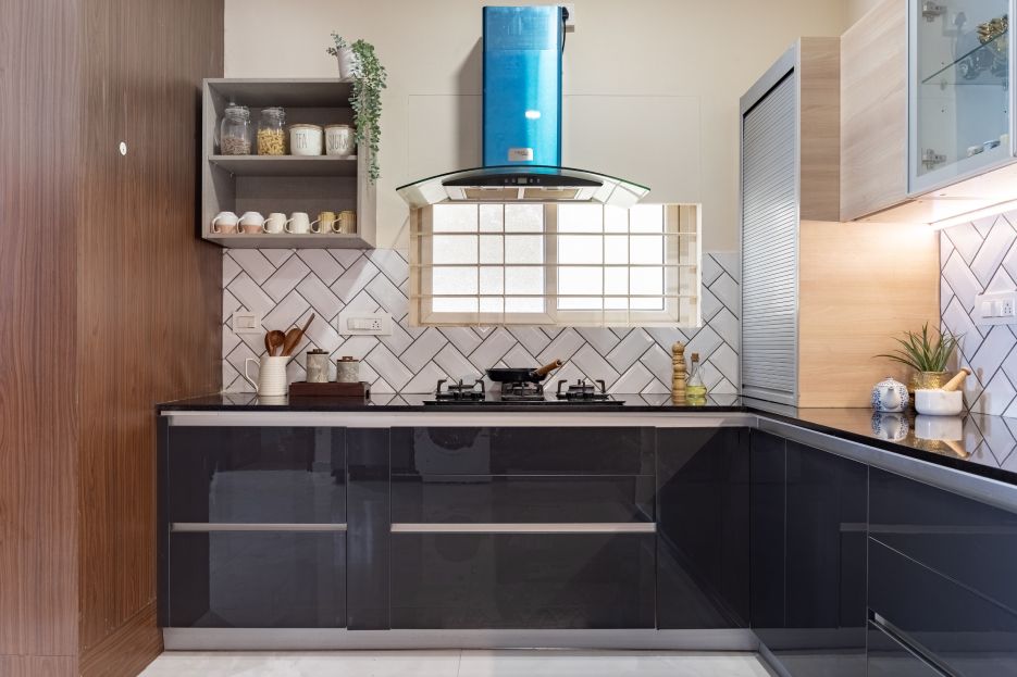 Modern L-Shaped Kitchen Design With A Quartz Countertop