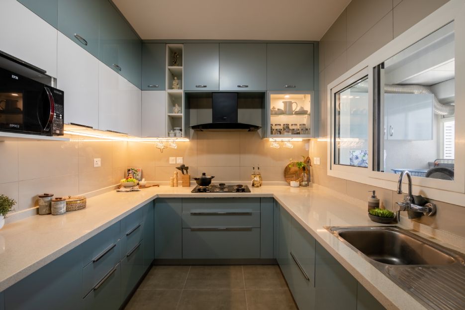 Modern U-Shaped Kitchen Design With Profiled Cove Lighting