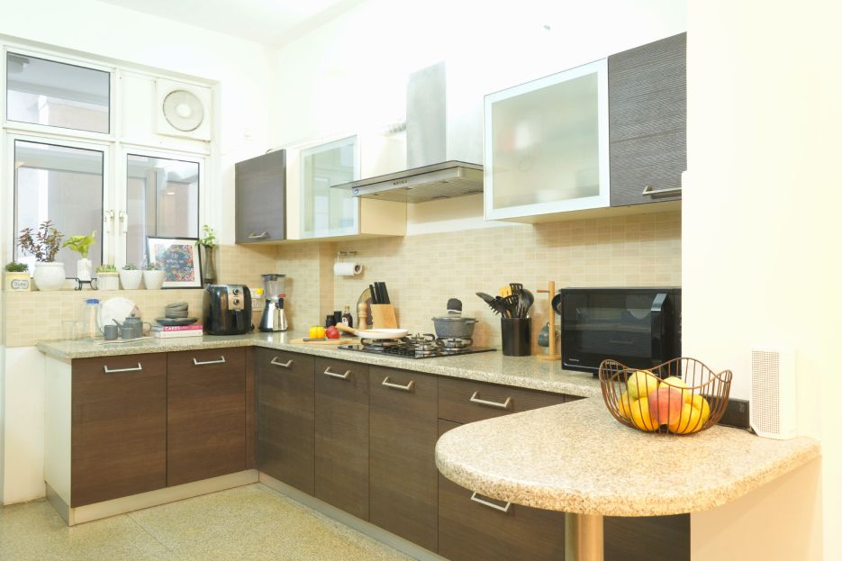 Classic L-Shaped Modular Kitchen Design With A Granite Countertop