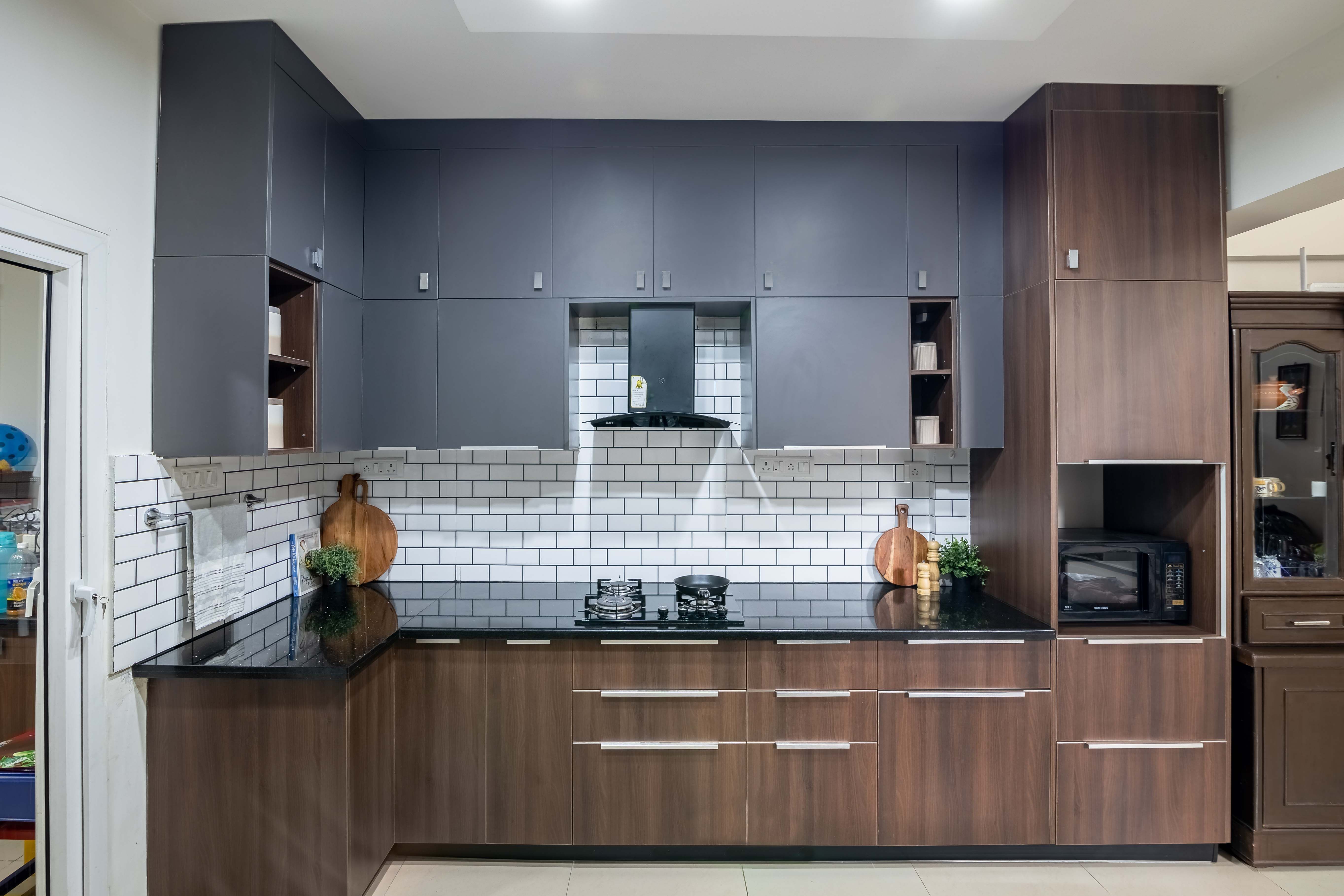 Modern L-Shaped Kitchen Design With Patterned Backsplash Tiles