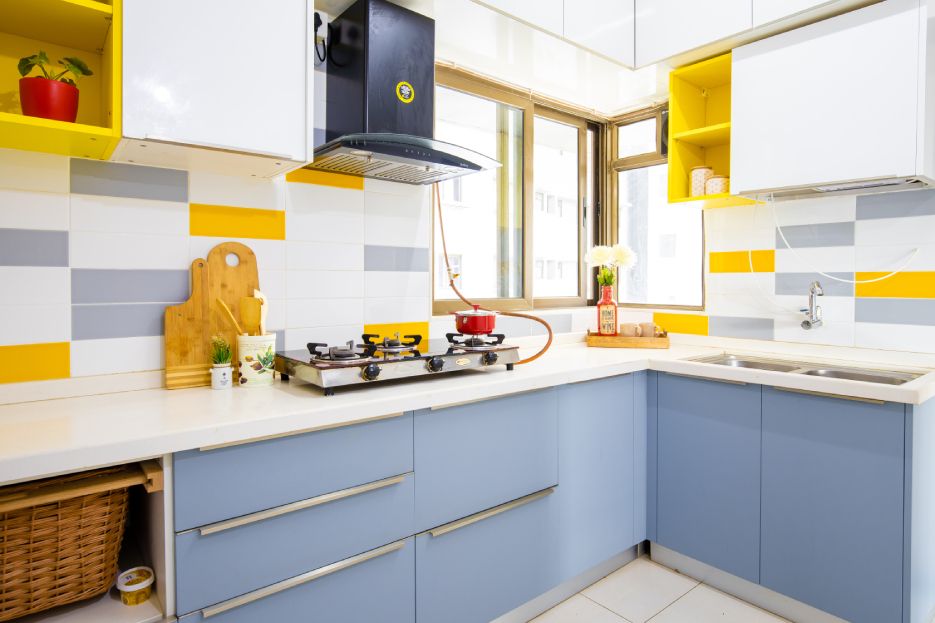 Modern U-Shaped Kitchen Design With Vitrified Backsplash Tiles