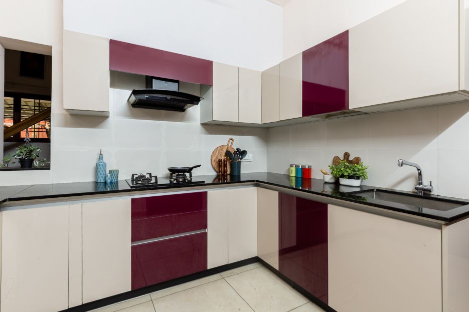 Modern U-Shaped Kitchen Cabinet Design With A Glossy Quartz Countertop