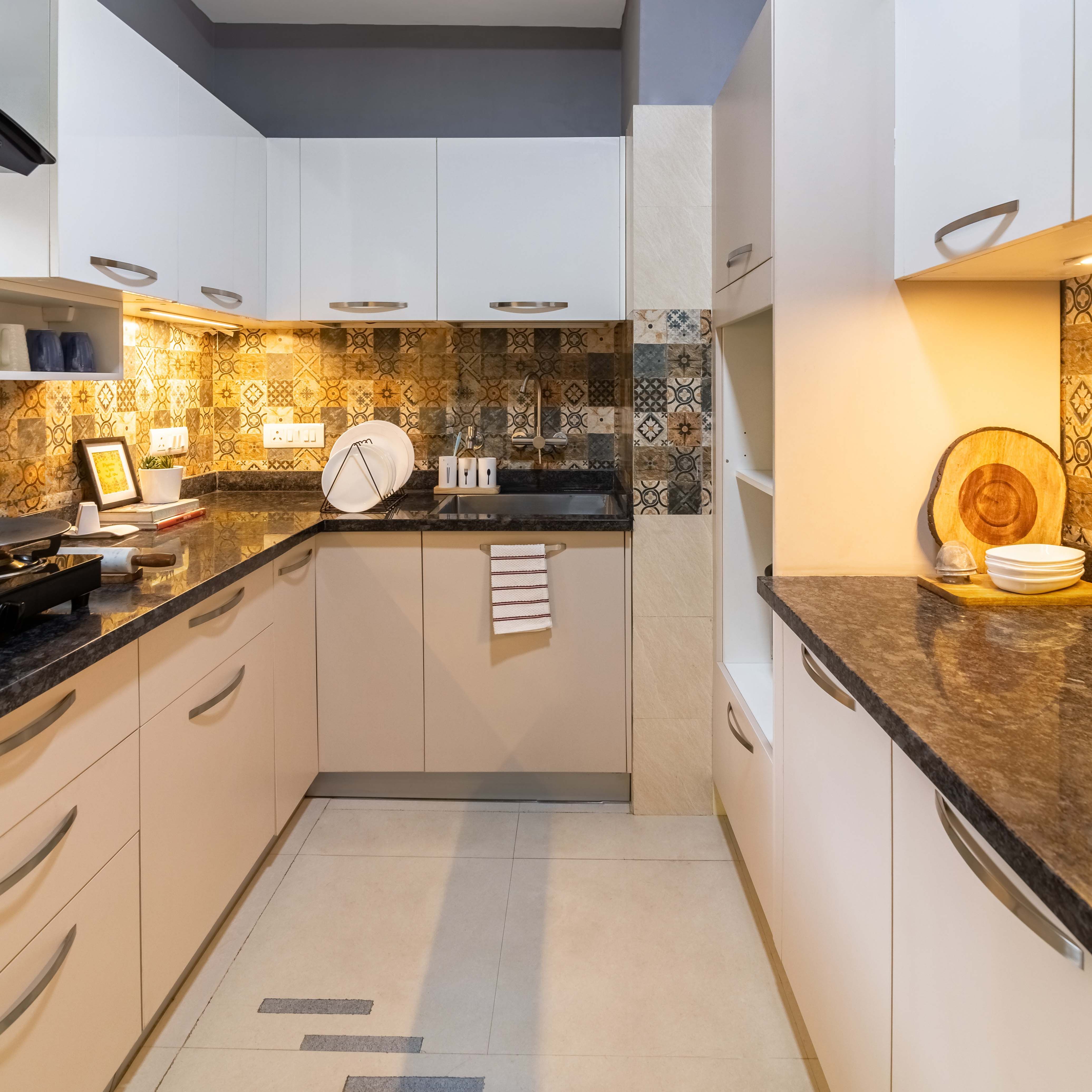 Modern L-Shaped Kitchen Design With Cream And White Kitchen Cabinet Design