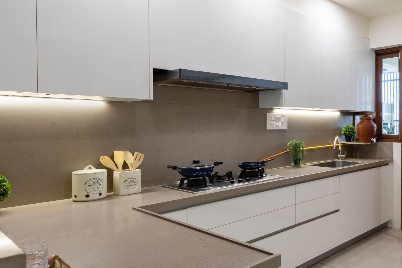 Rectangular Ceramic Wall Tiles Design With A Matte Finish