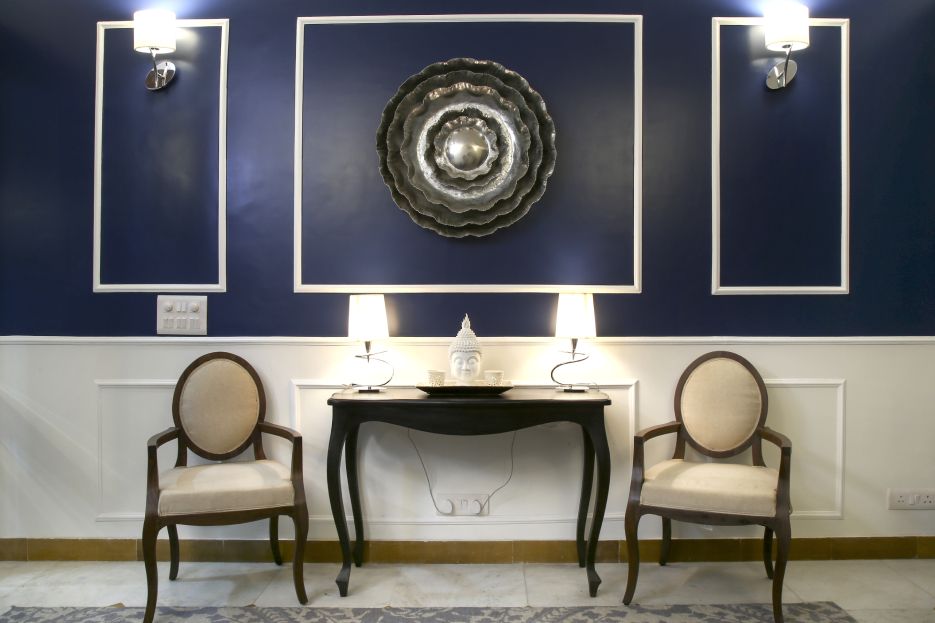 Blue Wall Paint Design With Wall Art | Livspace