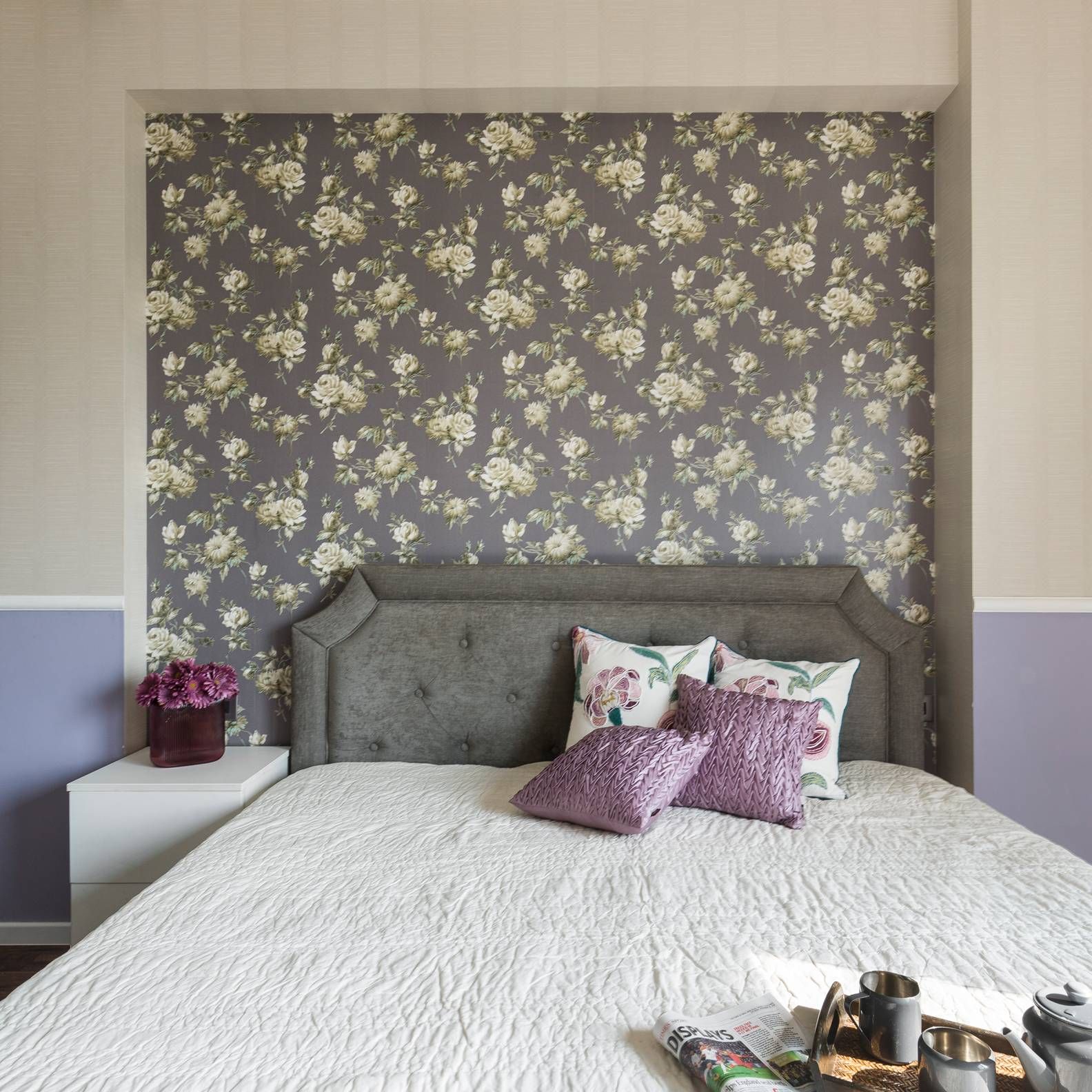 Contemporary Grey Bedroom Wallpaper Design With Damask Pattern