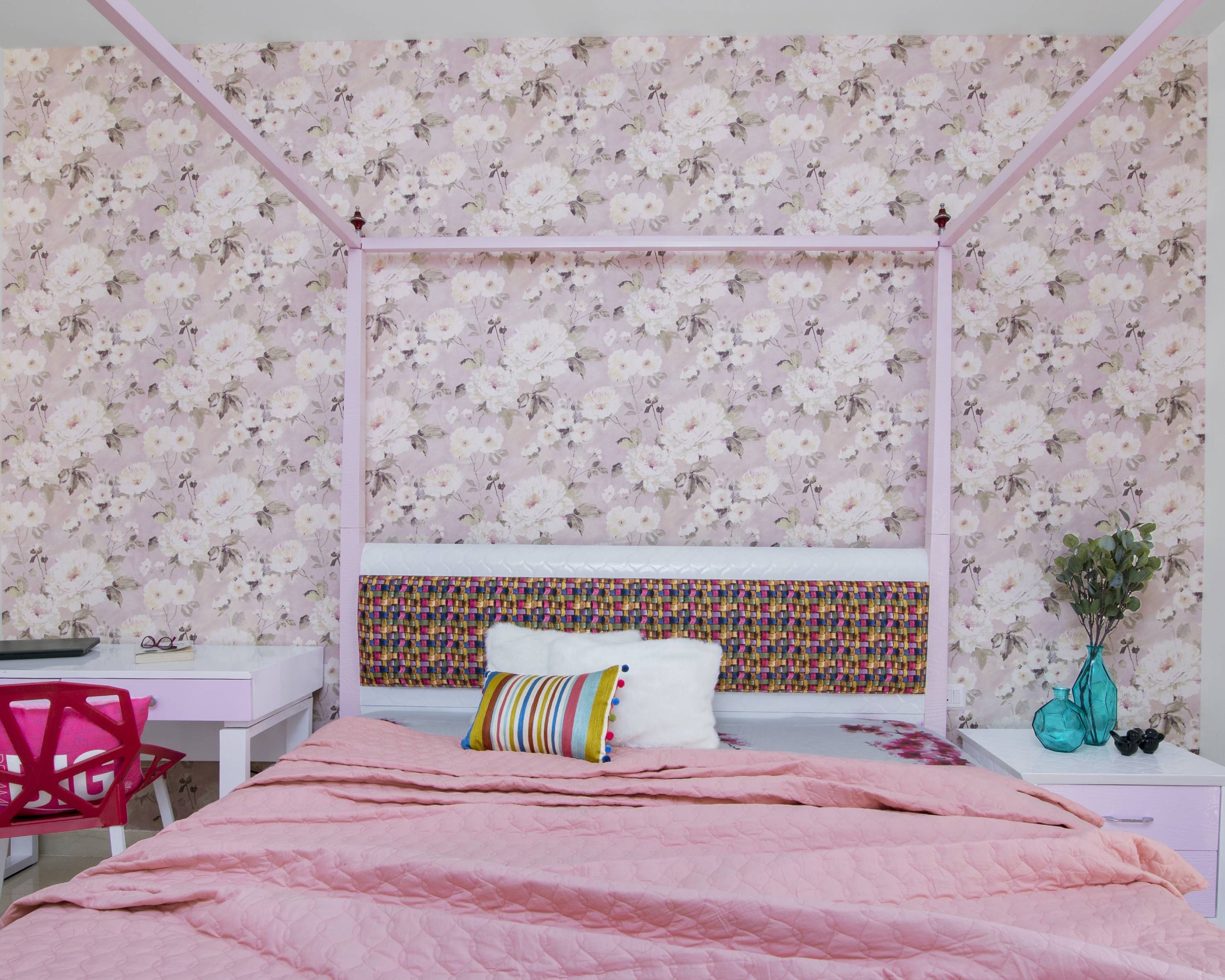 Modern Pink And White Bedroom Wallpaper Design