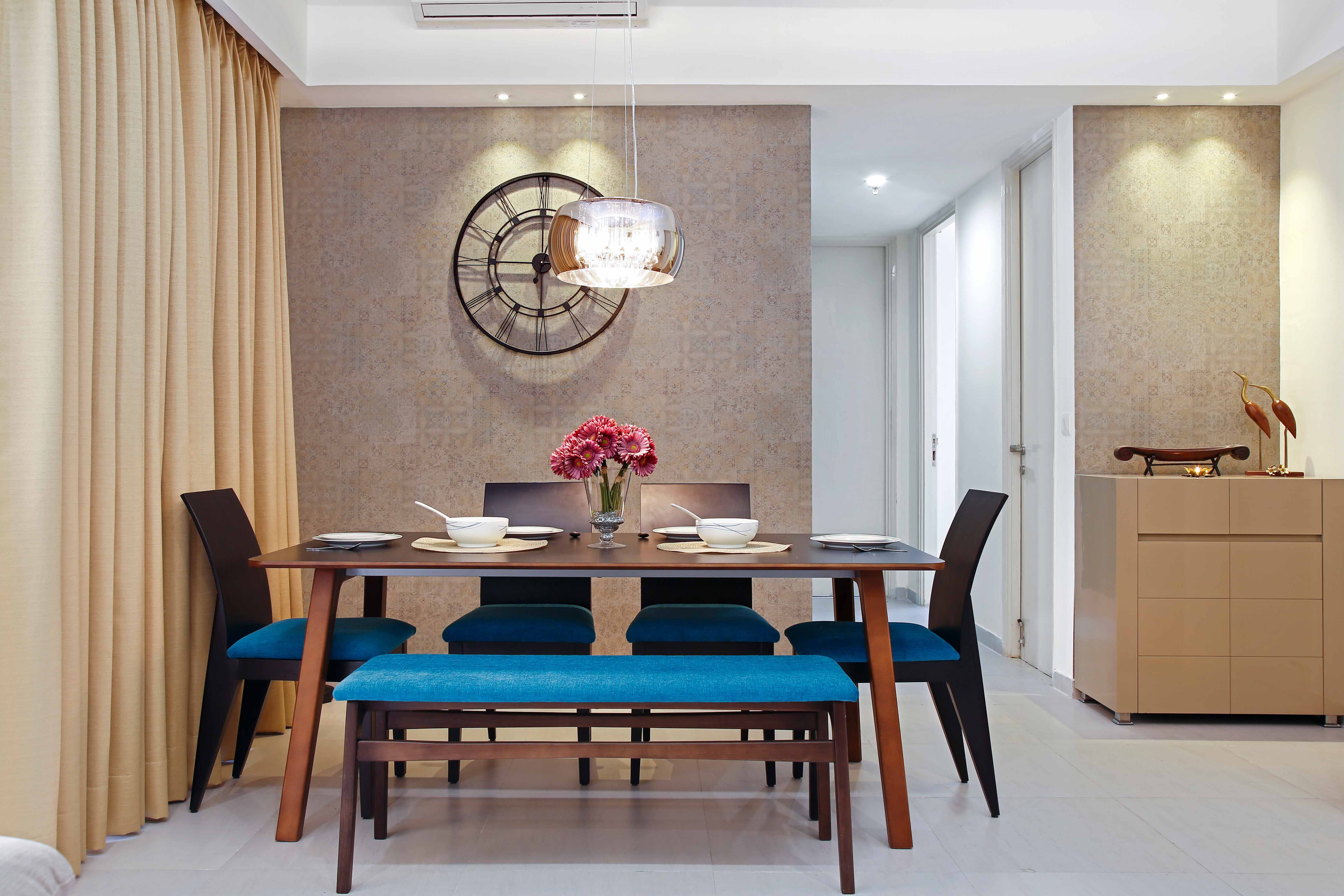 Contemporary 4-Seater Wood And Blue Dining Room Design With Beige Wallpaper