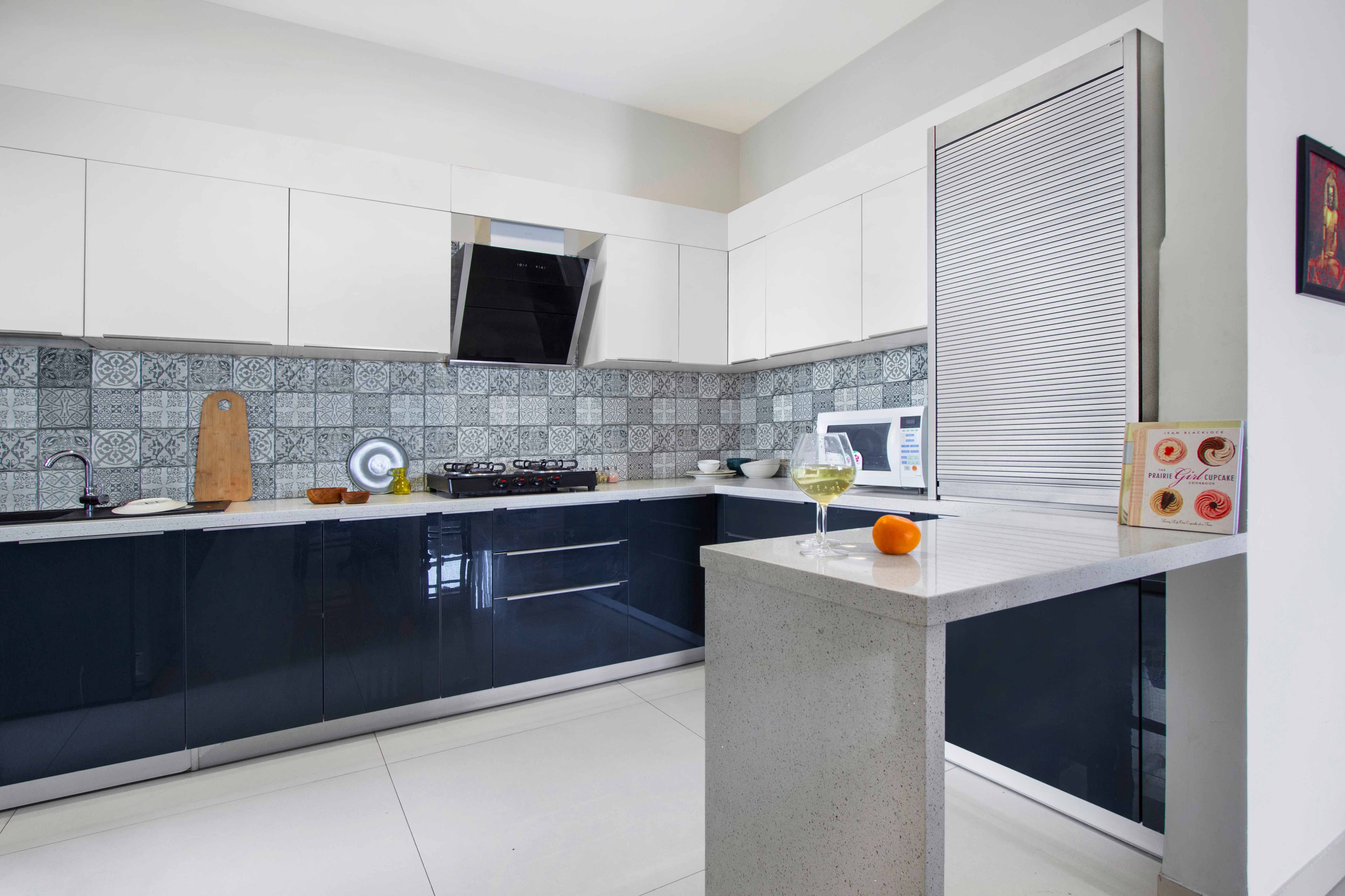 Modern Dark Blue And White Modular Open Kitchen Design With Grey Backsplash