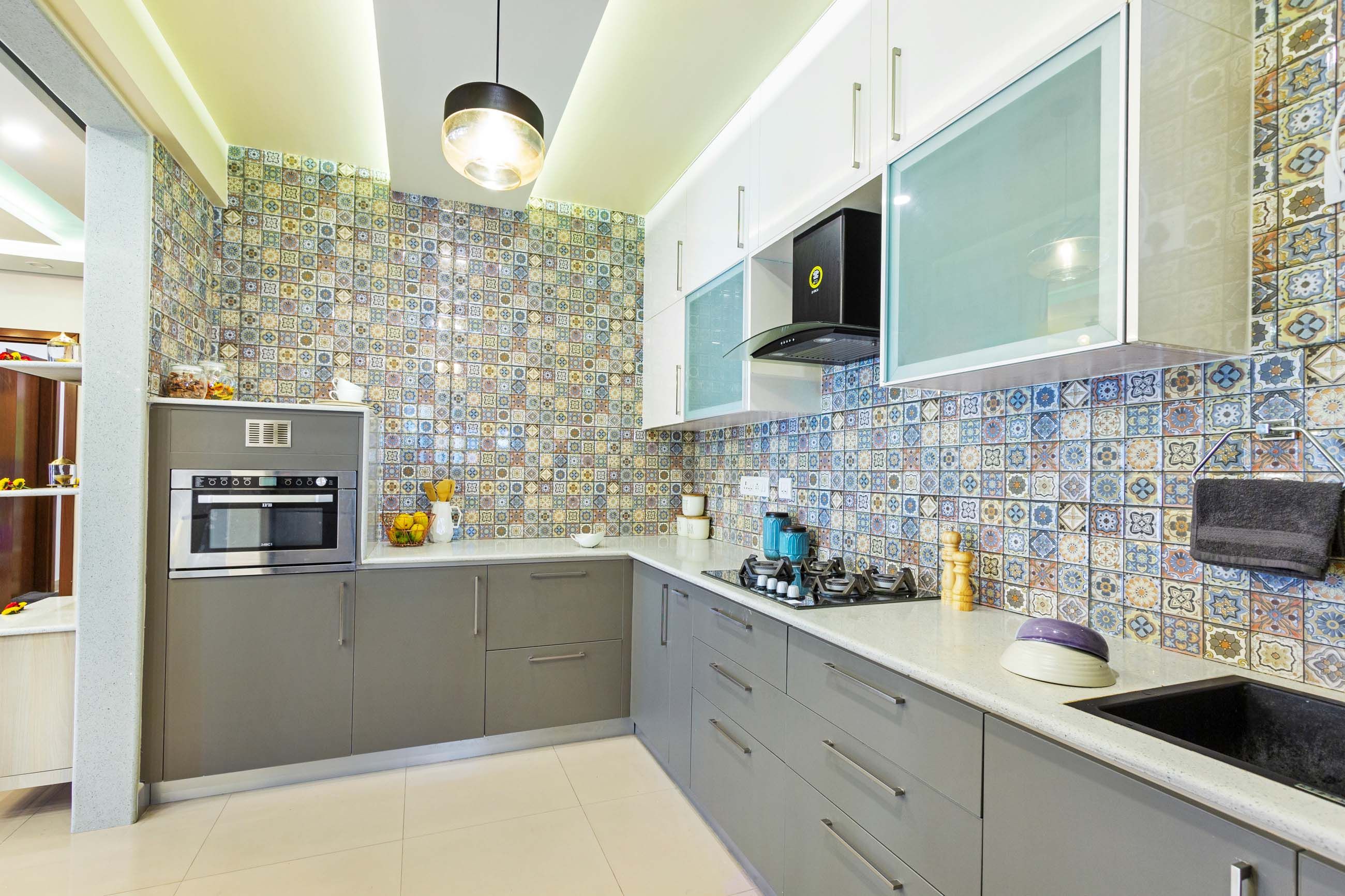 Modern Dove Grey And White L Shped Kitchen Design With Colourful Backsplash