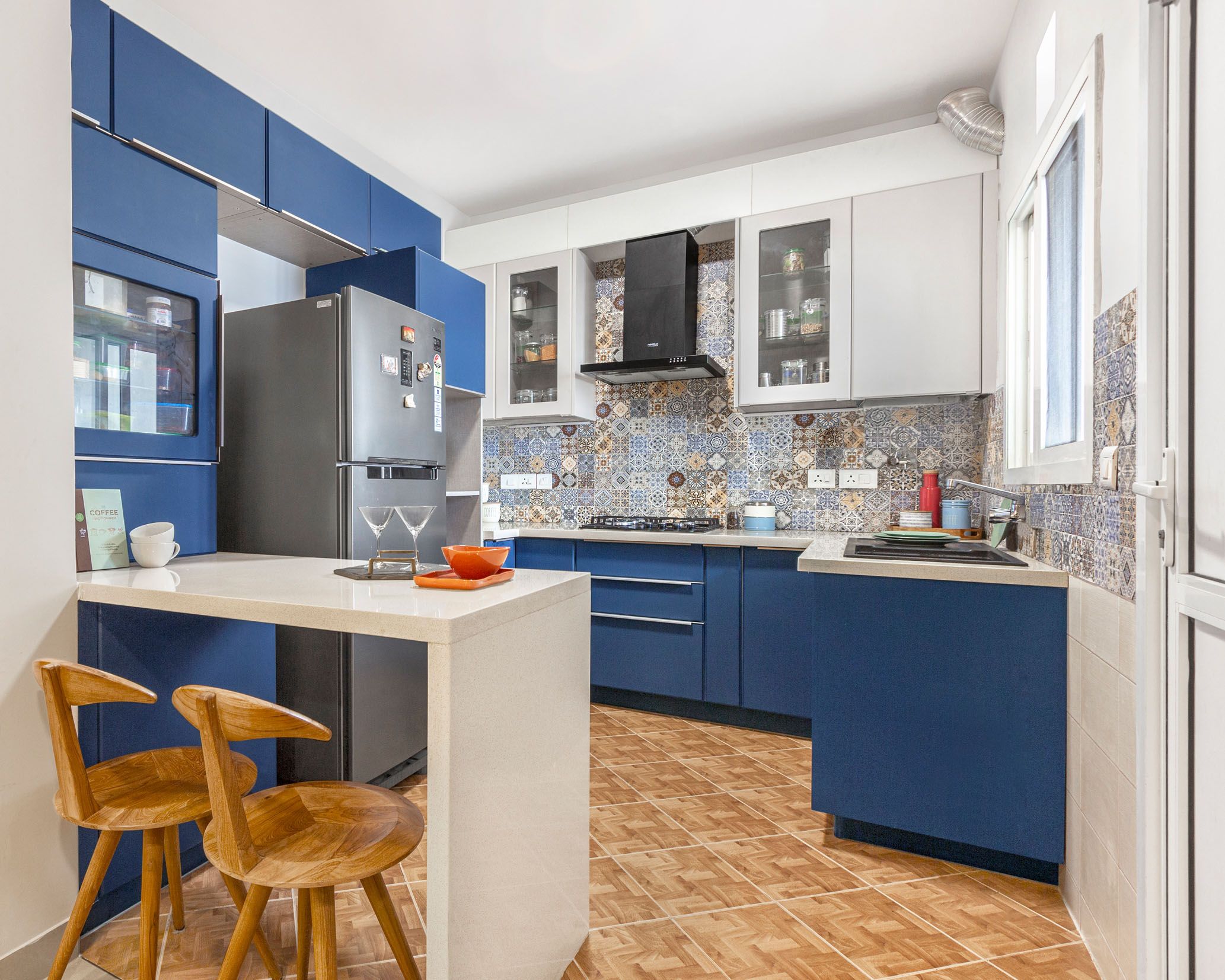 Tropical Blue And White Modular Island Kitchen Design With Patterned Backsplash