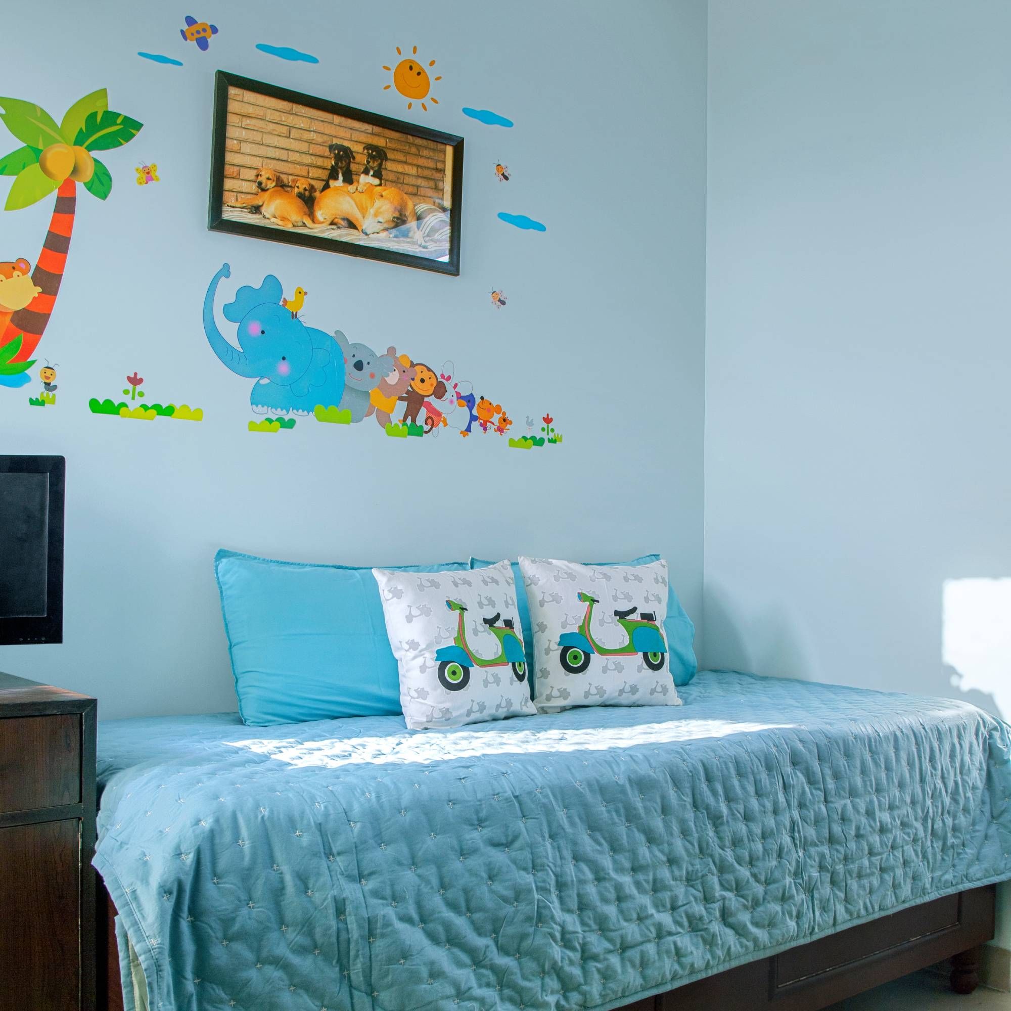 Modern Kids Room Design With A Cosy Blue Daybed