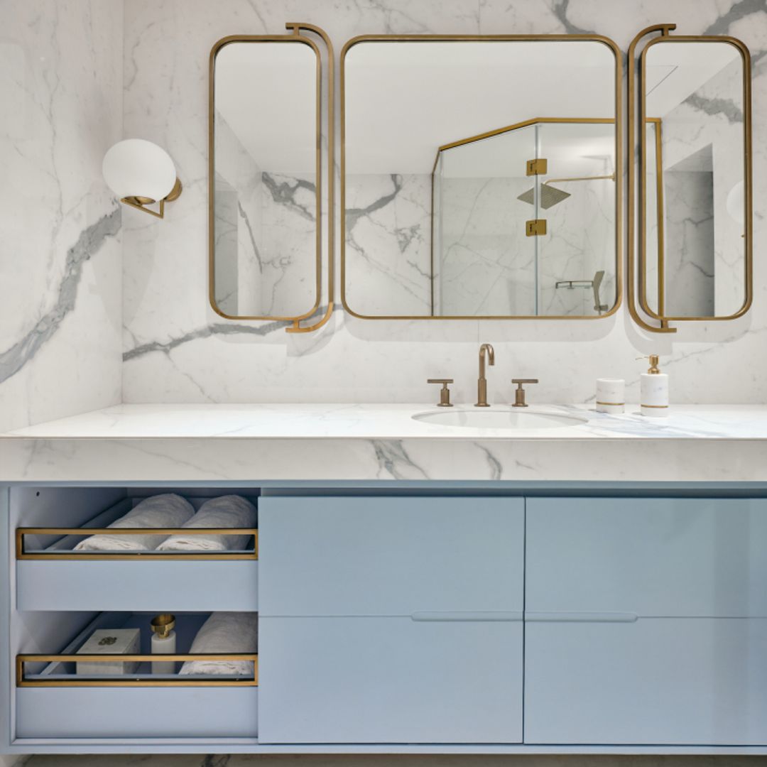 Spacious Bathroom Design In White And Blue - 7X7 Ft | Livspace