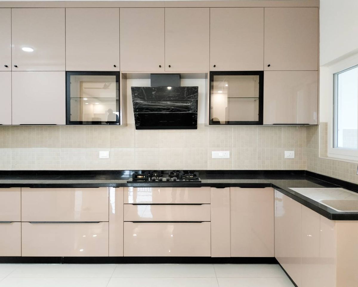Modern Cream L-Shaped Kitchen Design With Granite Countertop And ...