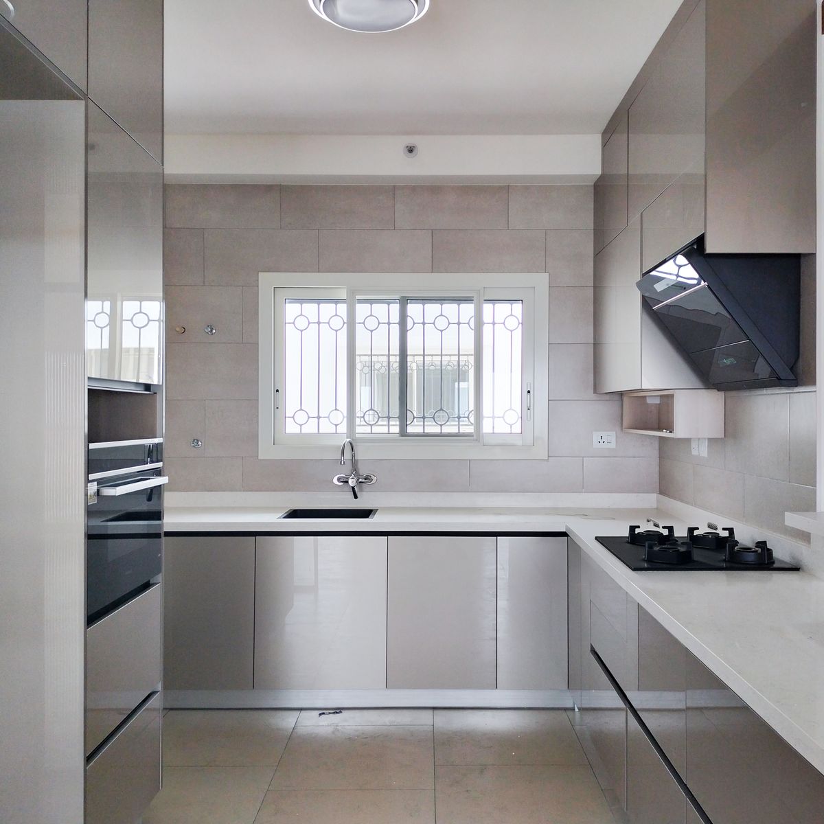 Contemporary U-Shaped Kitchen Design with High Gloss Units and and ...