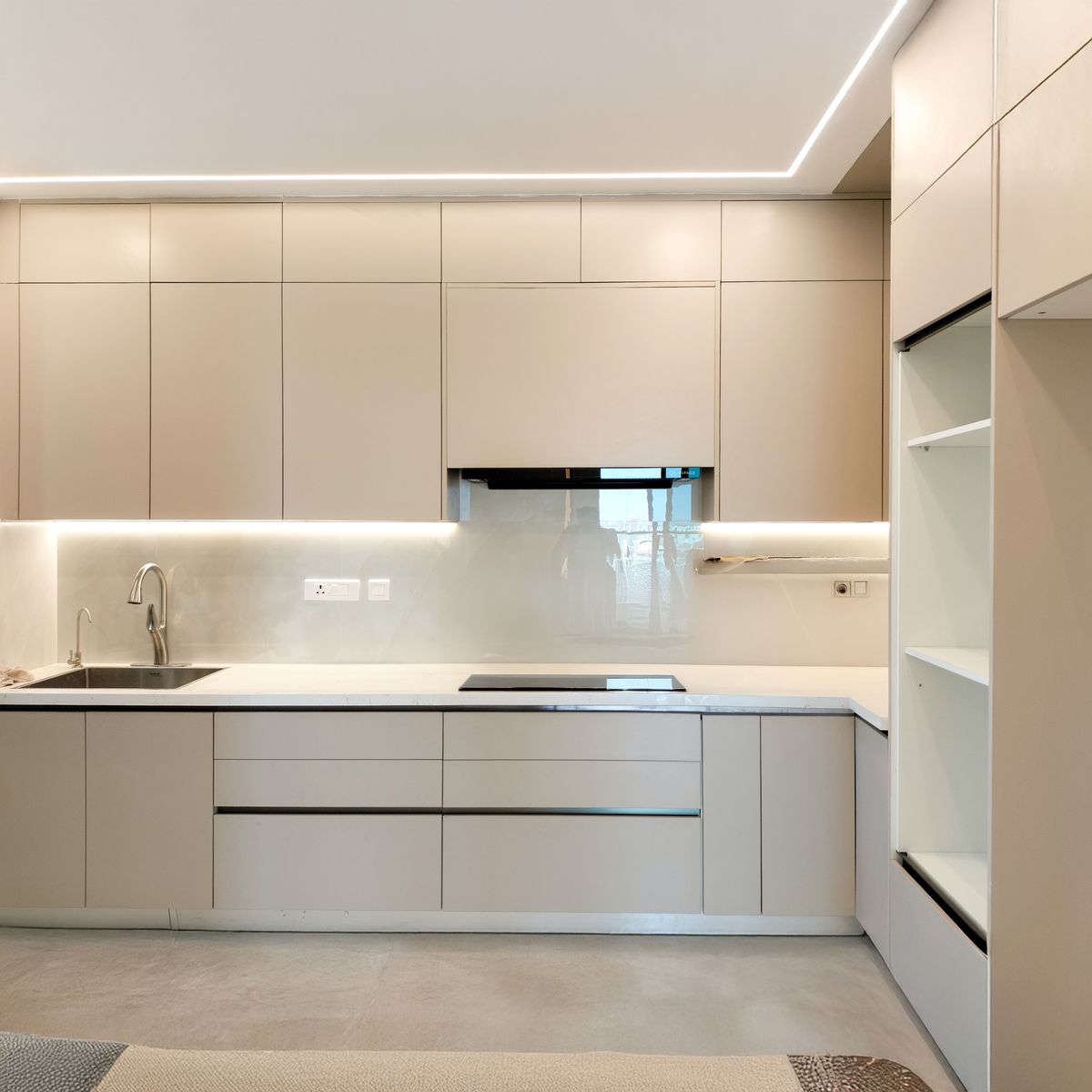 Cream Contemporary L-Shaped Kitchen Design with White Marble Countertop ...