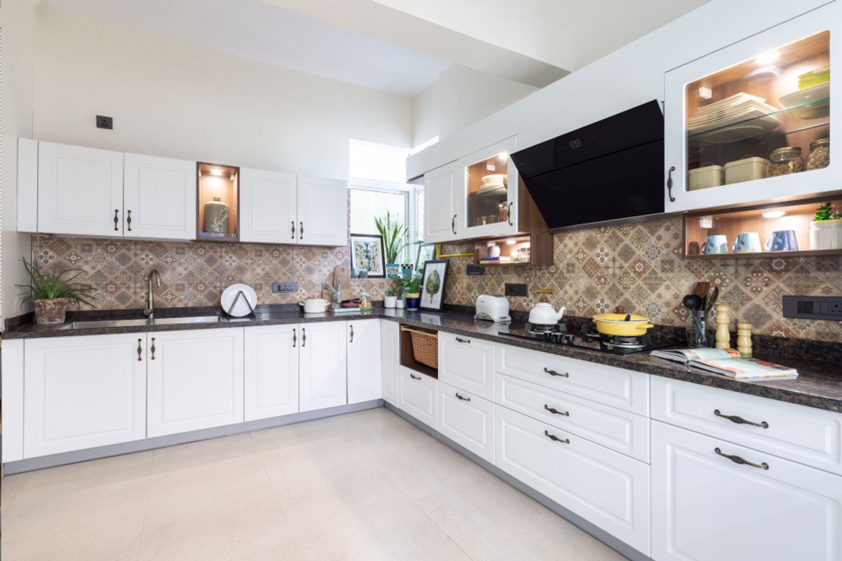 Modular Kitchen Design With Spacious White Kitchen Cabinet Design ...