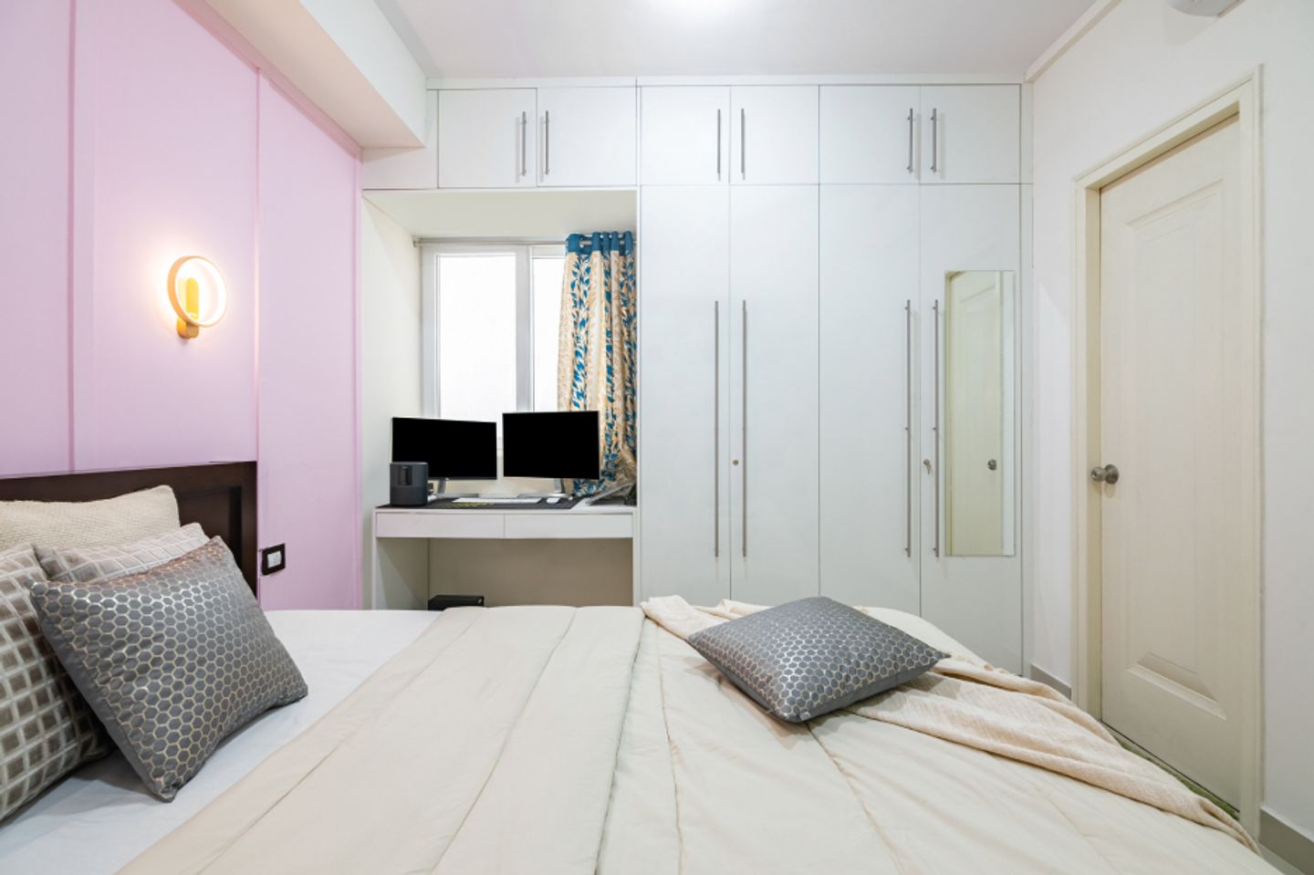 Modern Pink Bedroom Wall Paint Design With Wall Lights