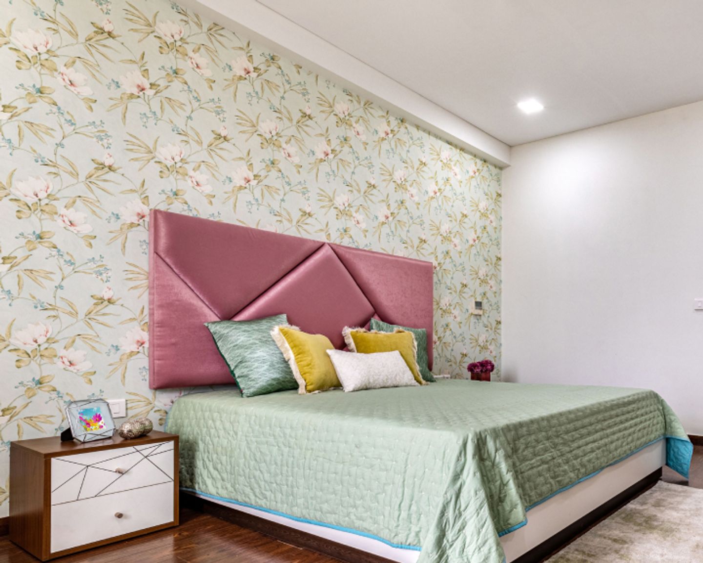 Floral Wallpaper Design For Contemporary Bedrooms - Livspace