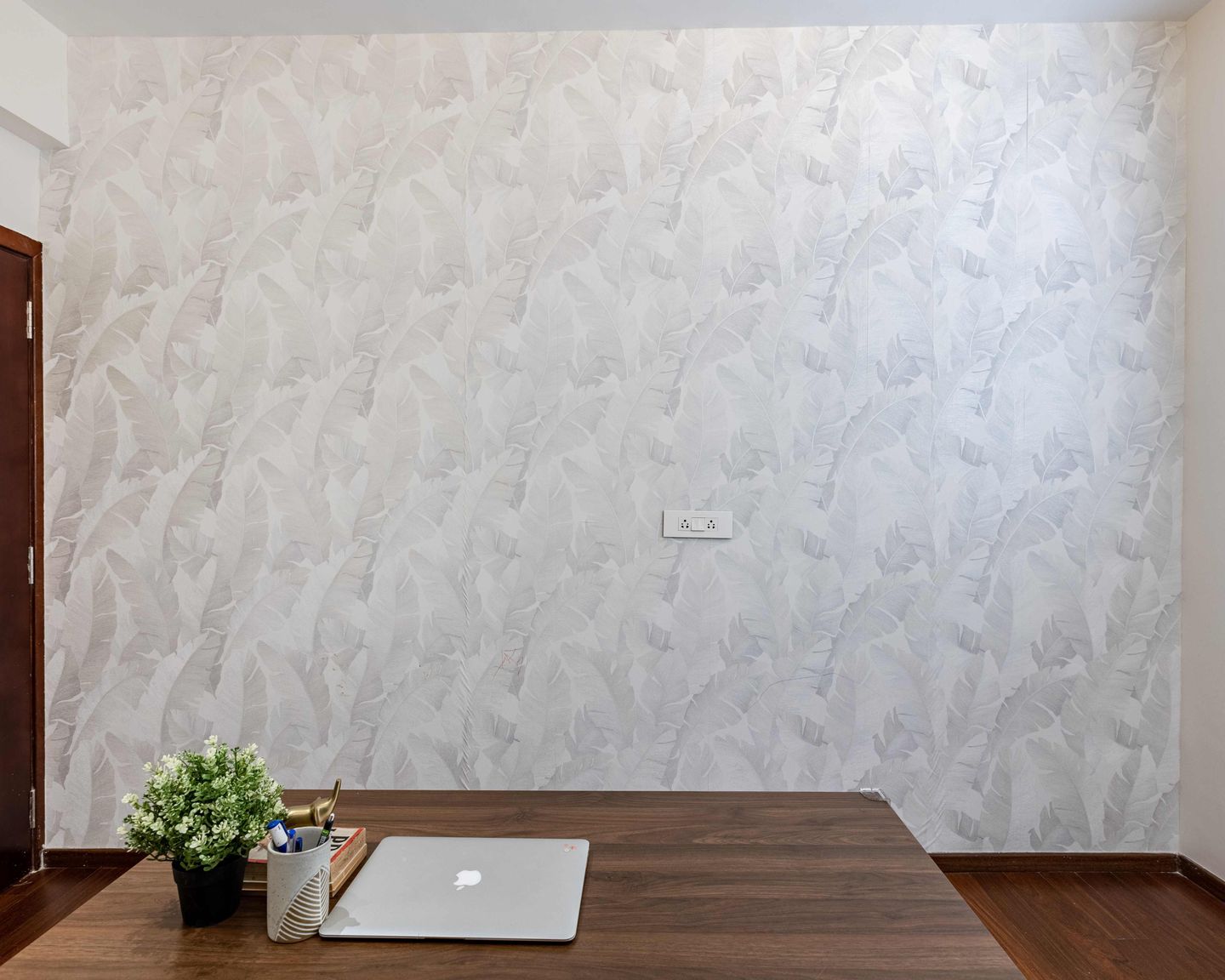 Leaf-Themed Contemporary Wallpaper - Livspace