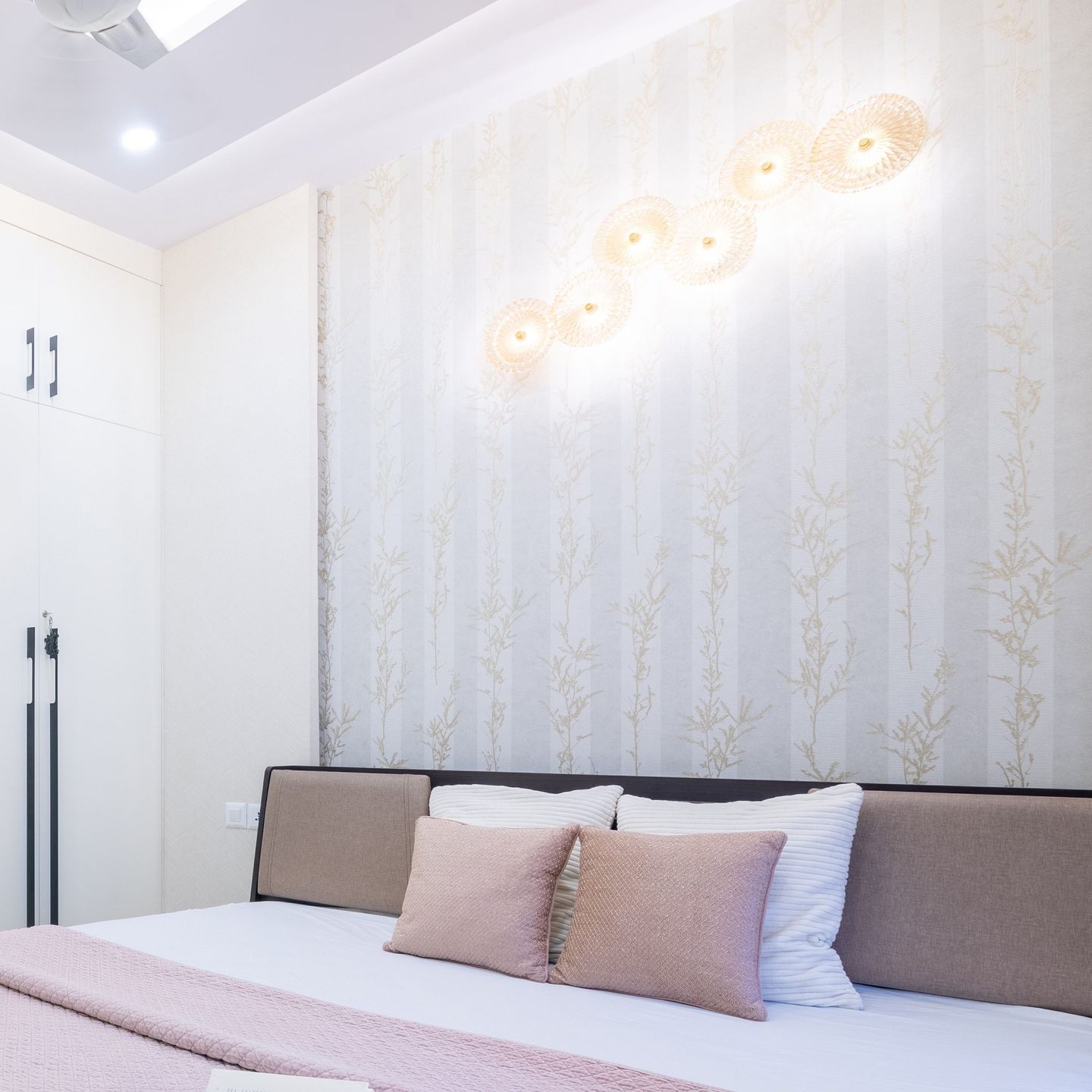 Floral Wallpaper For Bedrooms - Livspace