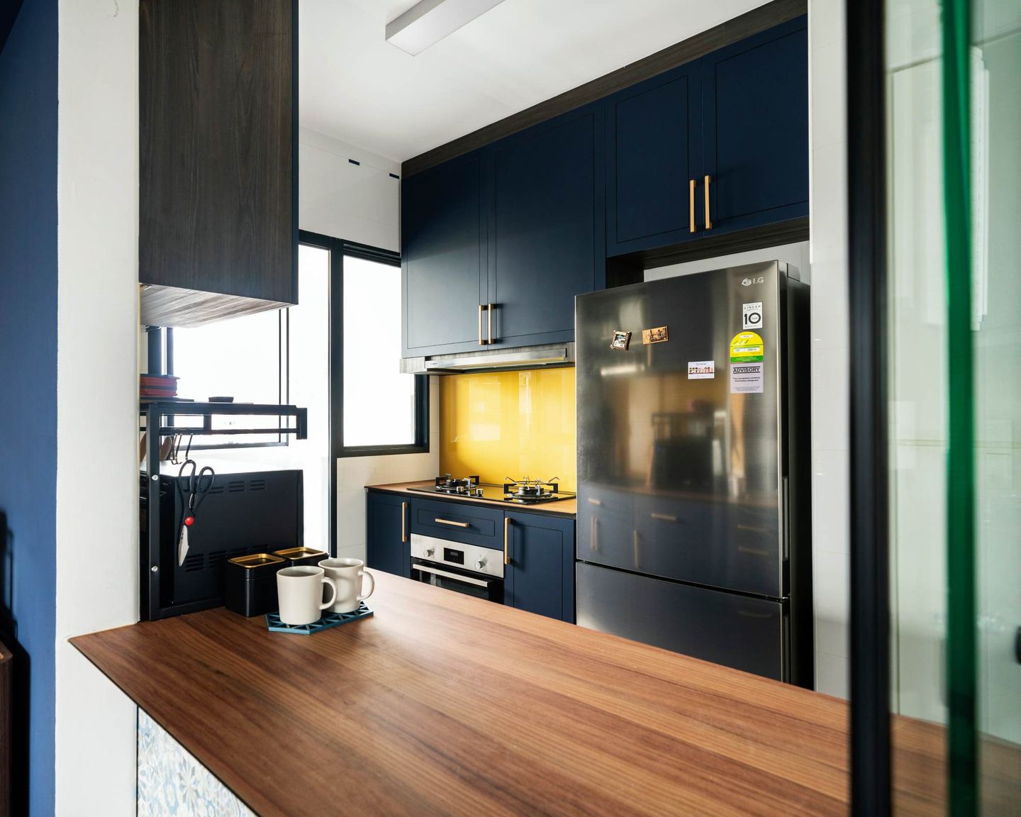 Contemporary Home Design With Contrasting Shades of Blue And Yellow