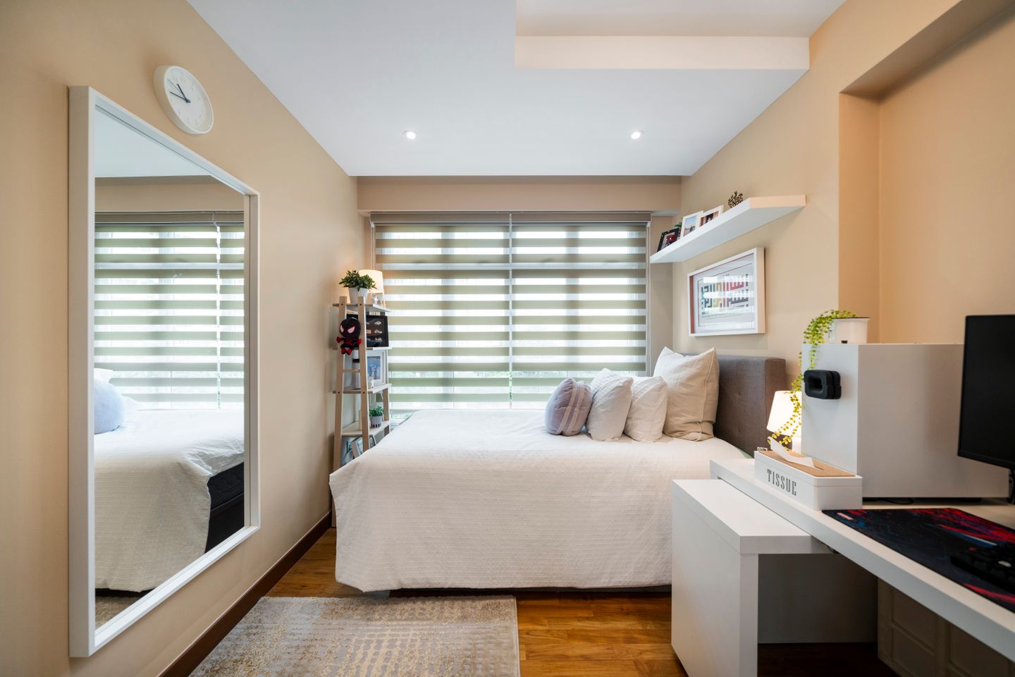 Spacious Bedroom With Contemporary Interior - Livspace