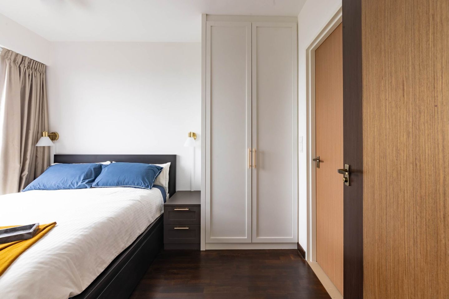 Dark Wooden Flooring For Modern Bedrooms