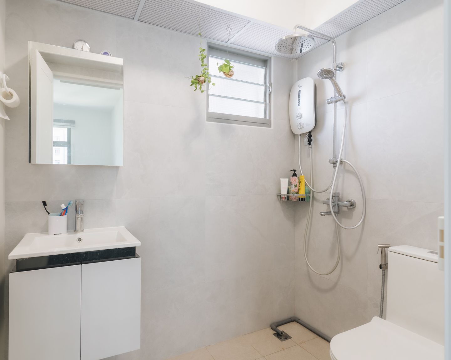 Compact Minimalistic Bathroom Design - Livspace