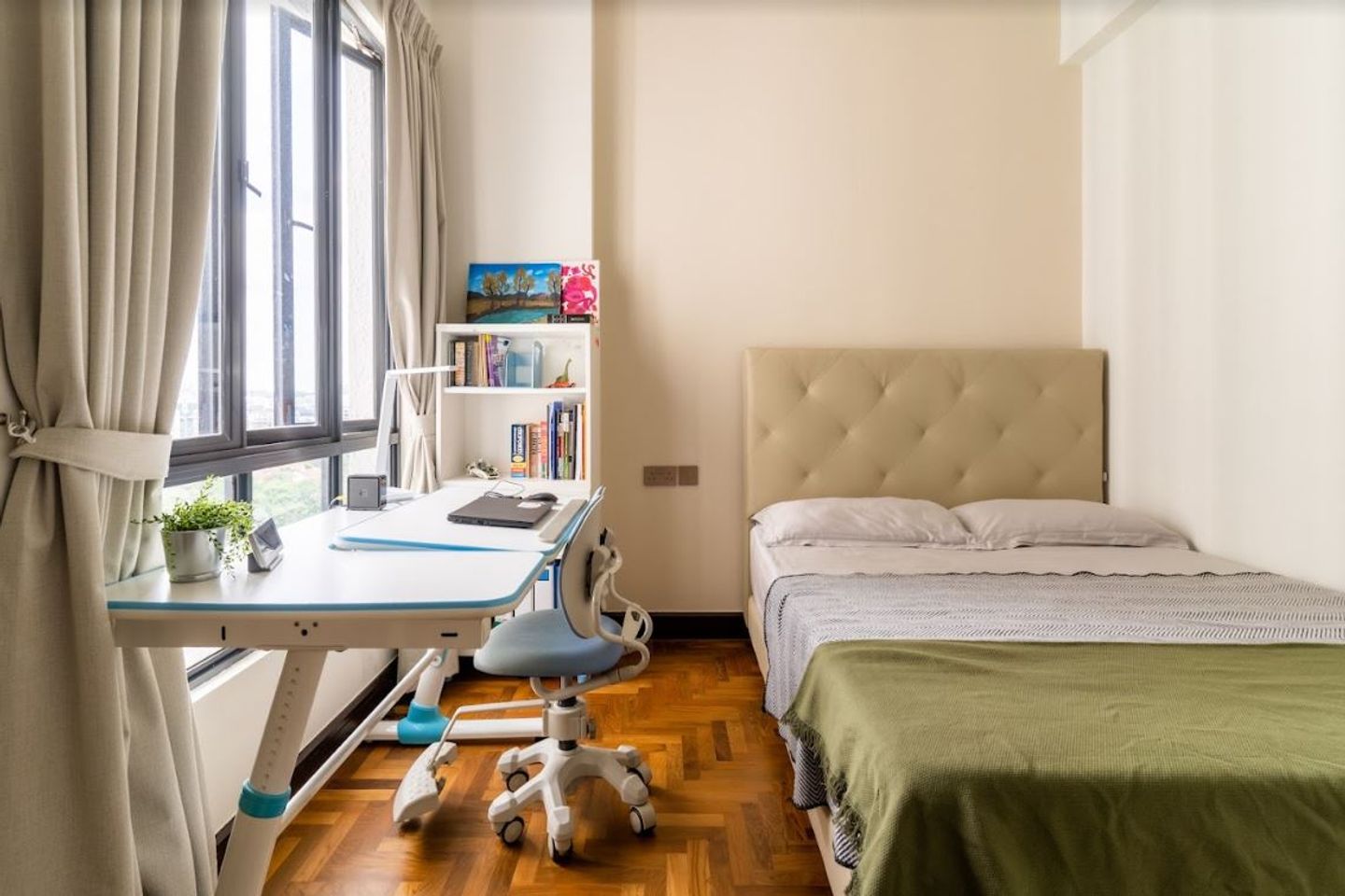 Creamy White Bedroom With A Study Setup - Livspace