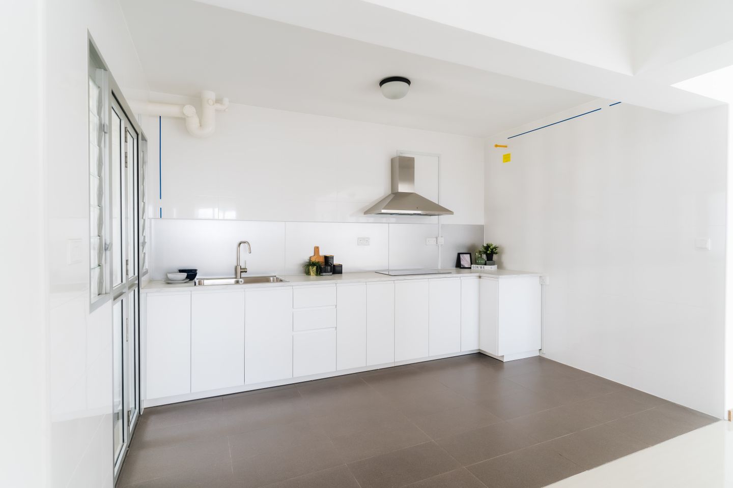 Minimalistic White L-Shaped Kitchen Cabinet Design