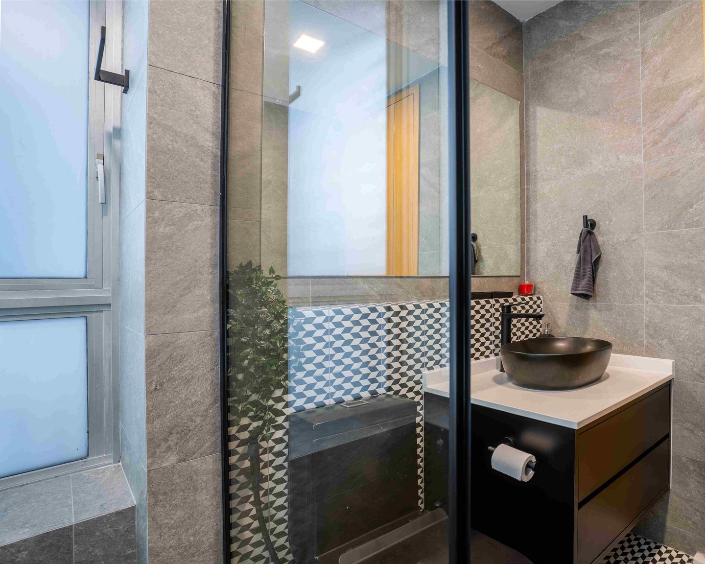 Modern Ceramic Glossy Tiles Design For The Bathroom