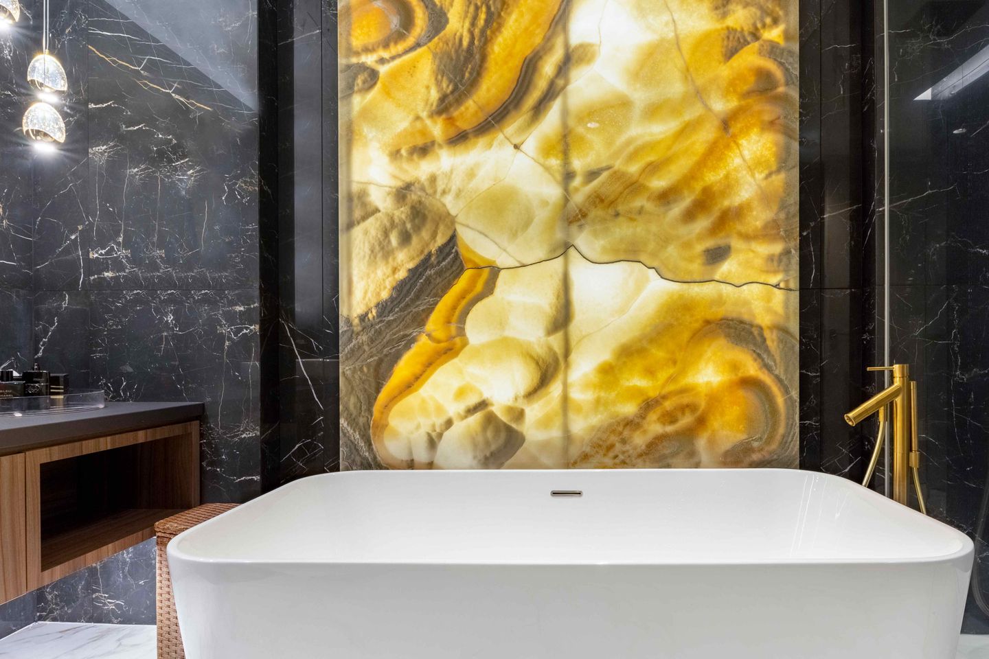 Contemporary Black Marble Walls In Golden Yellow And Brown